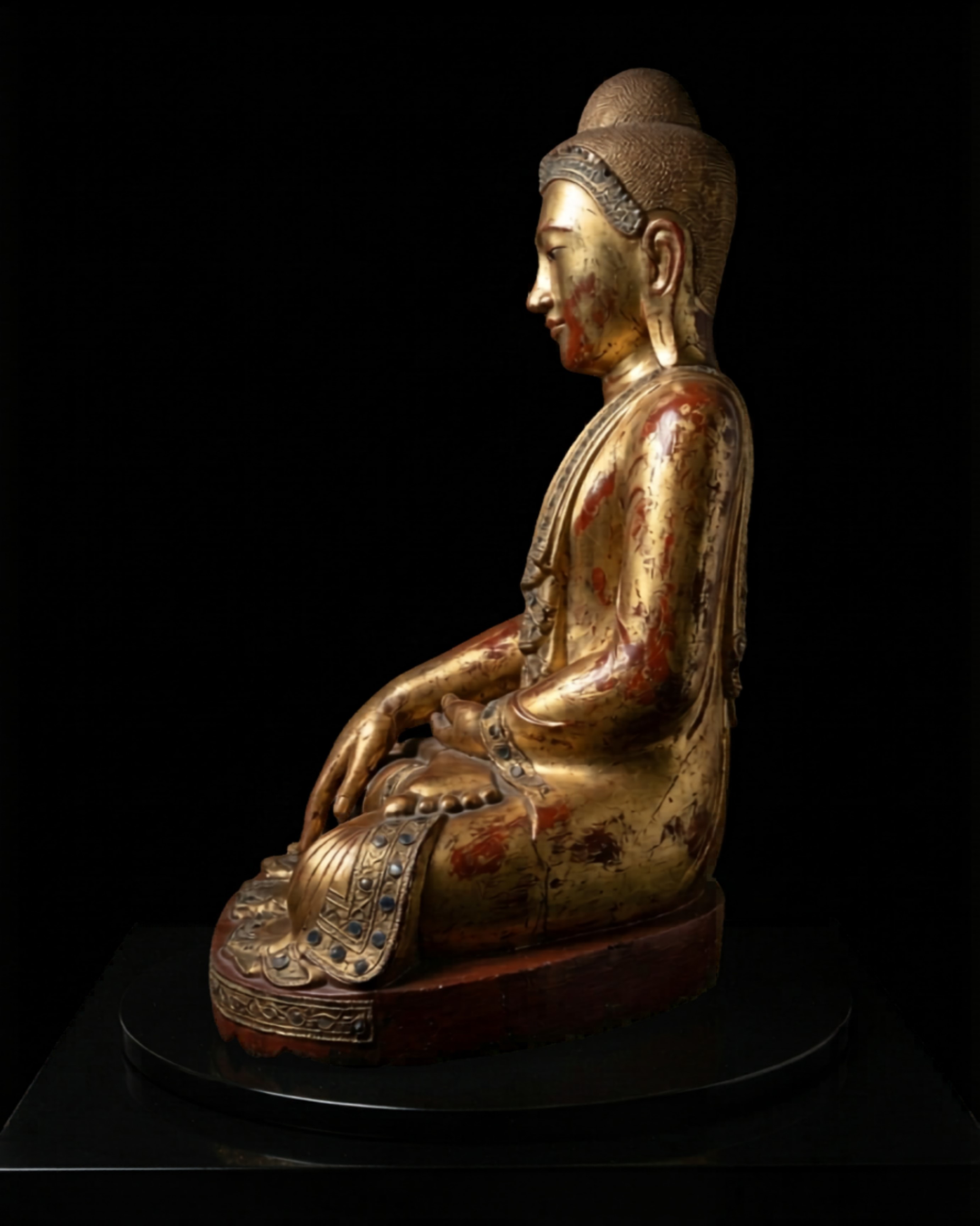 Figura di Buddha nella Posizione del Loto. Legno laccato e dorato con applicazioni in stucco e pa...