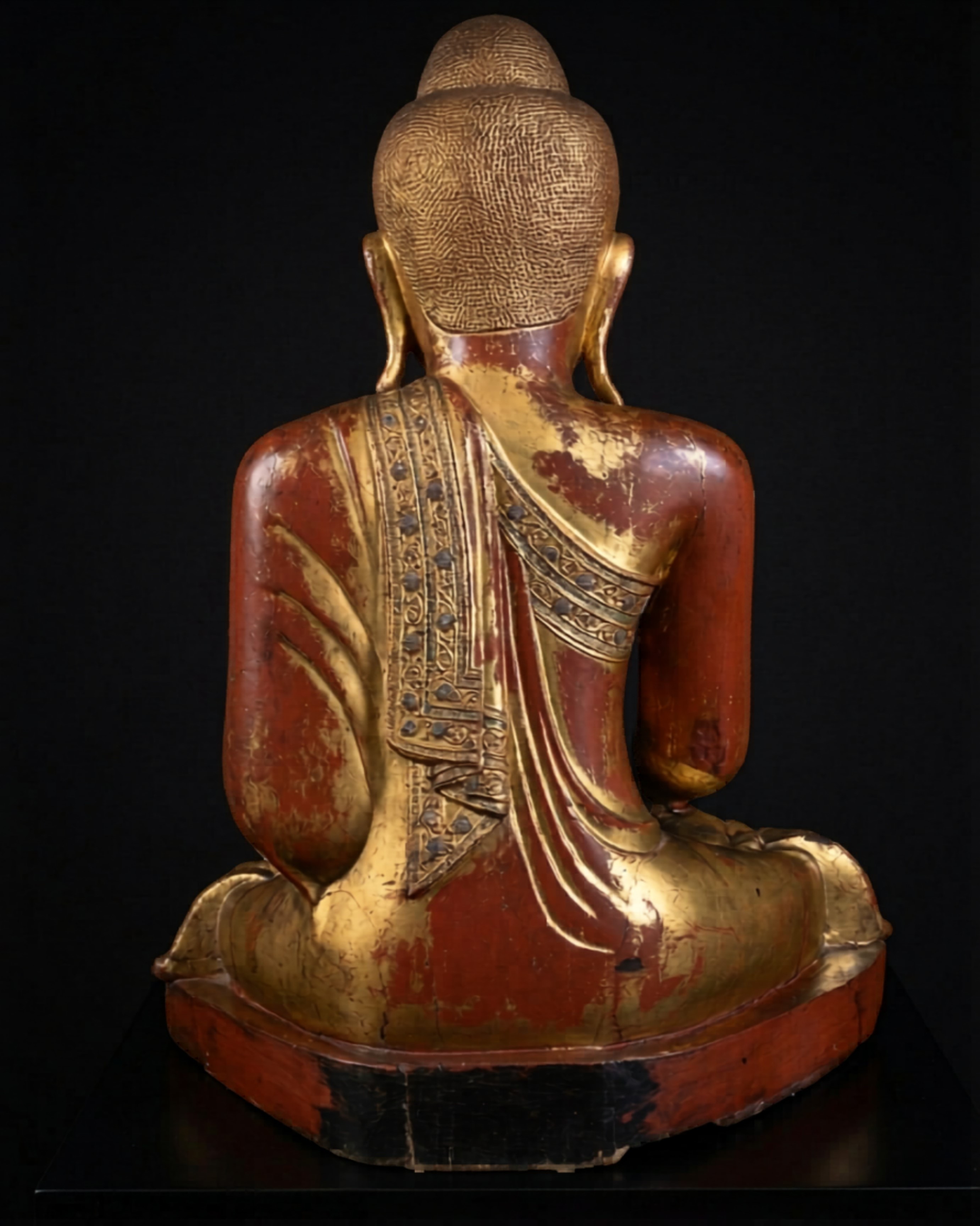 Figura di Buddha nella Posizione del Loto. Legno laccato e dorato con applicazioni in stucco e pa...