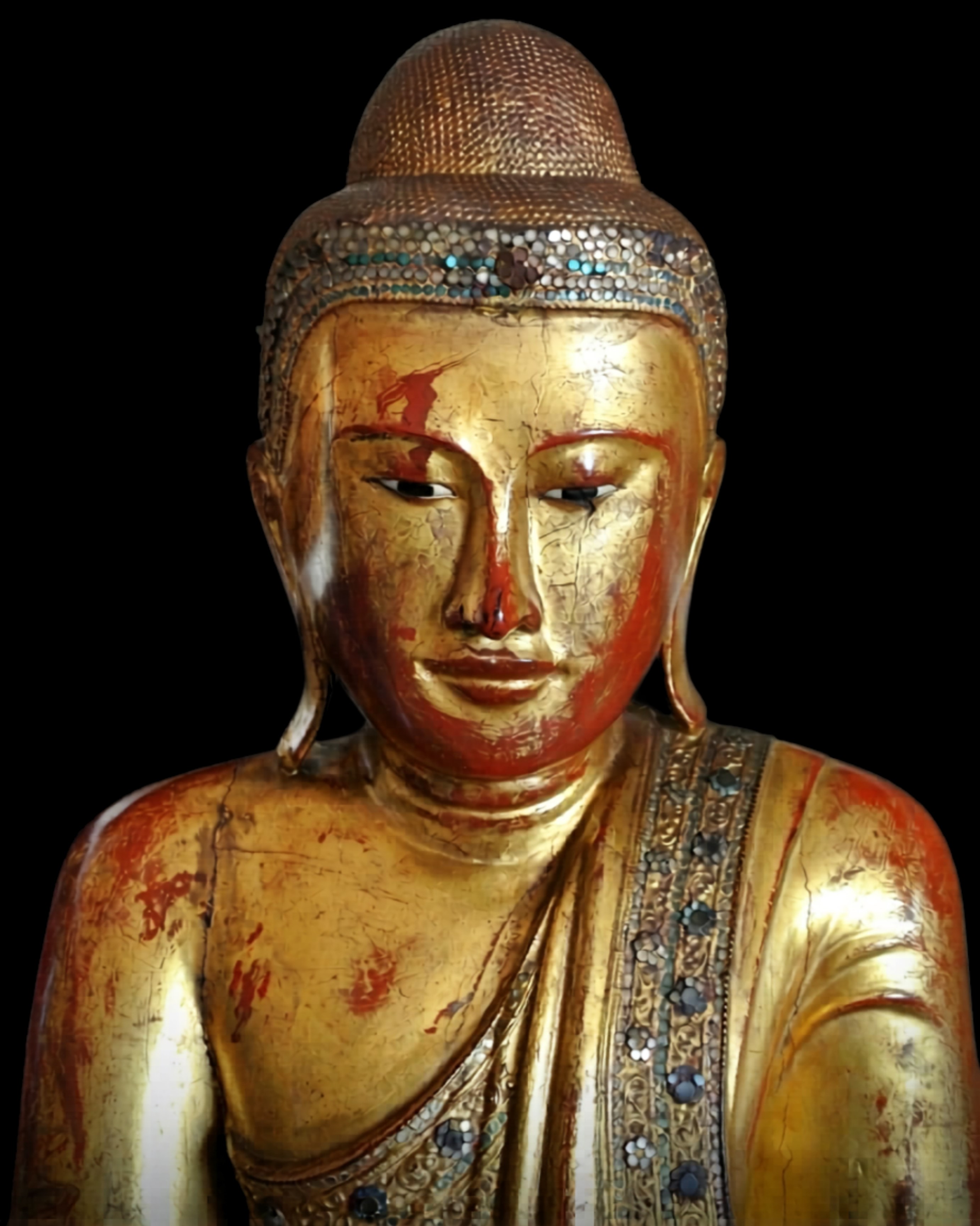 Figura di Buddha nella Posizione del Loto. Legno laccato e dorato con applicazioni in stucco e pa...