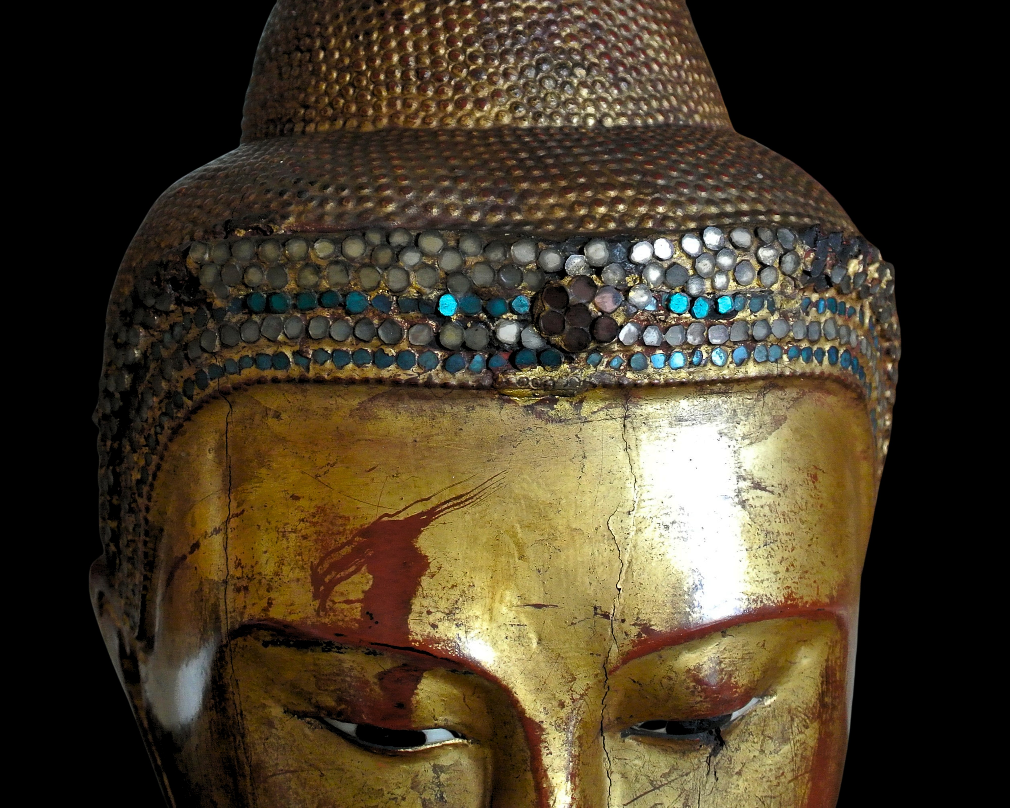 Figura di Buddha nella Posizione del Loto. Legno laccato e dorato con applicazioni in stucco e pa...
