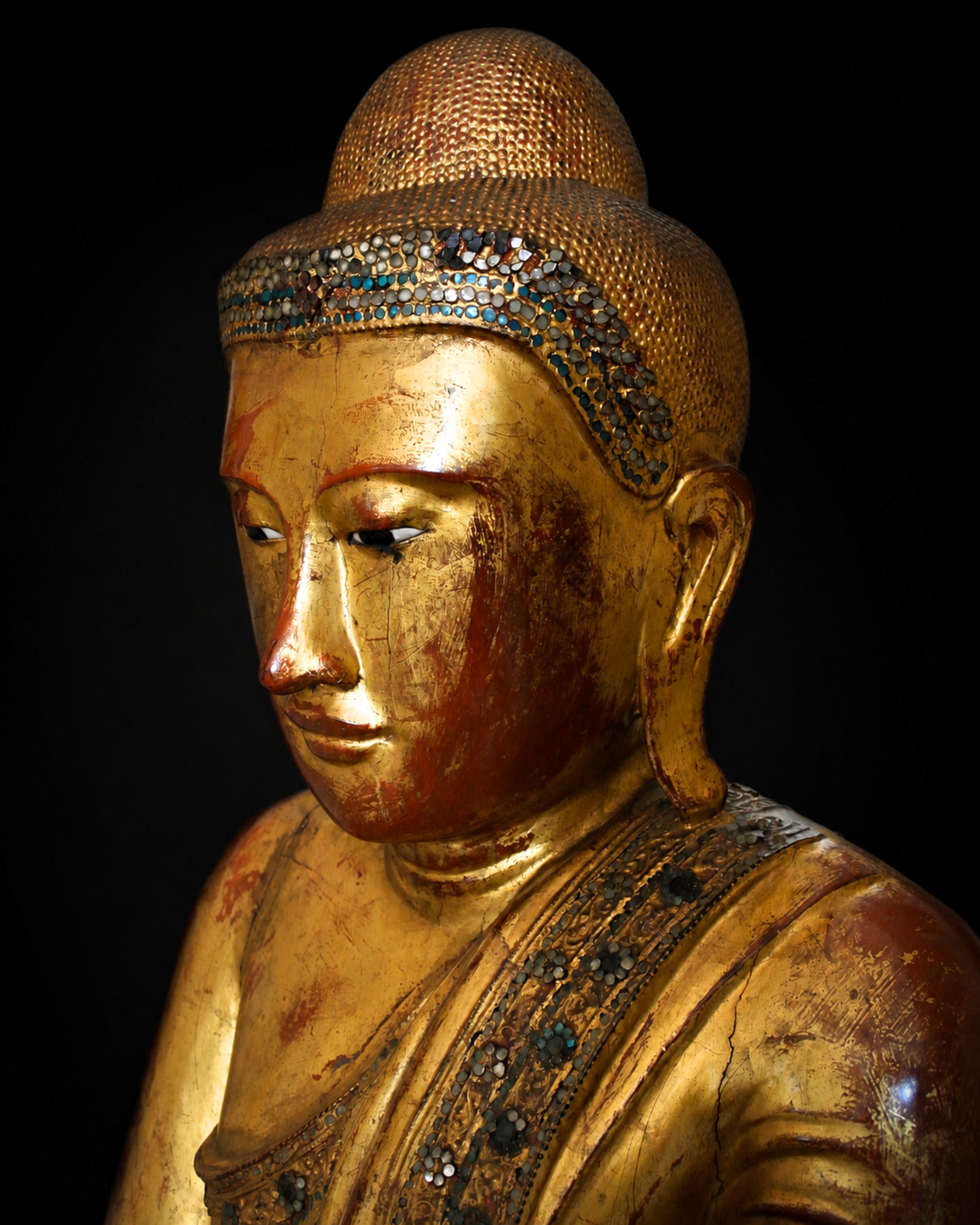 Figura di Buddha nella Posizione del Loto. Legno laccato e dorato con applicazioni in stucco e pa...