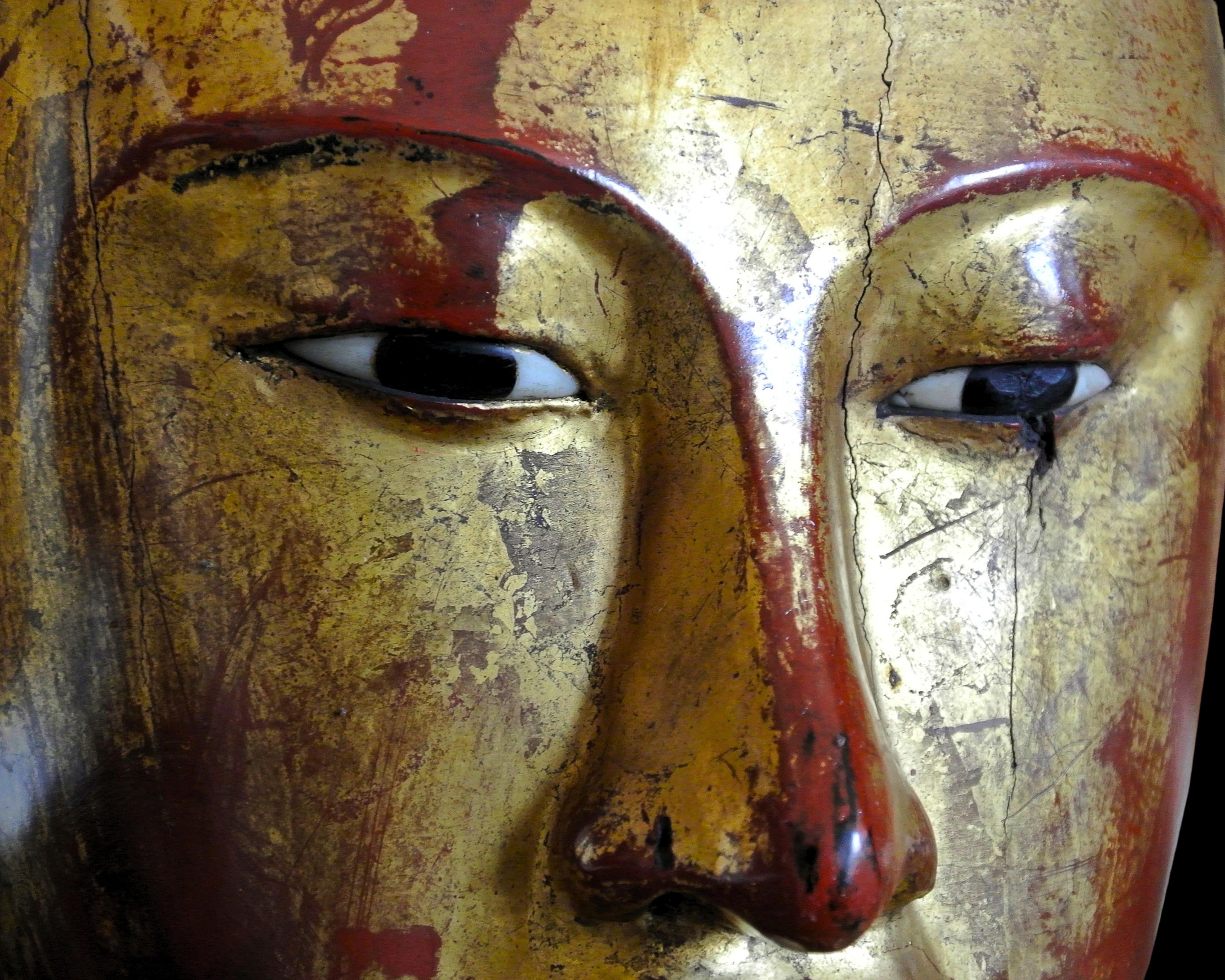 Figura di Buddha nella Posizione del Loto. Legno laccato e dorato con applicazioni in stucco e pa...