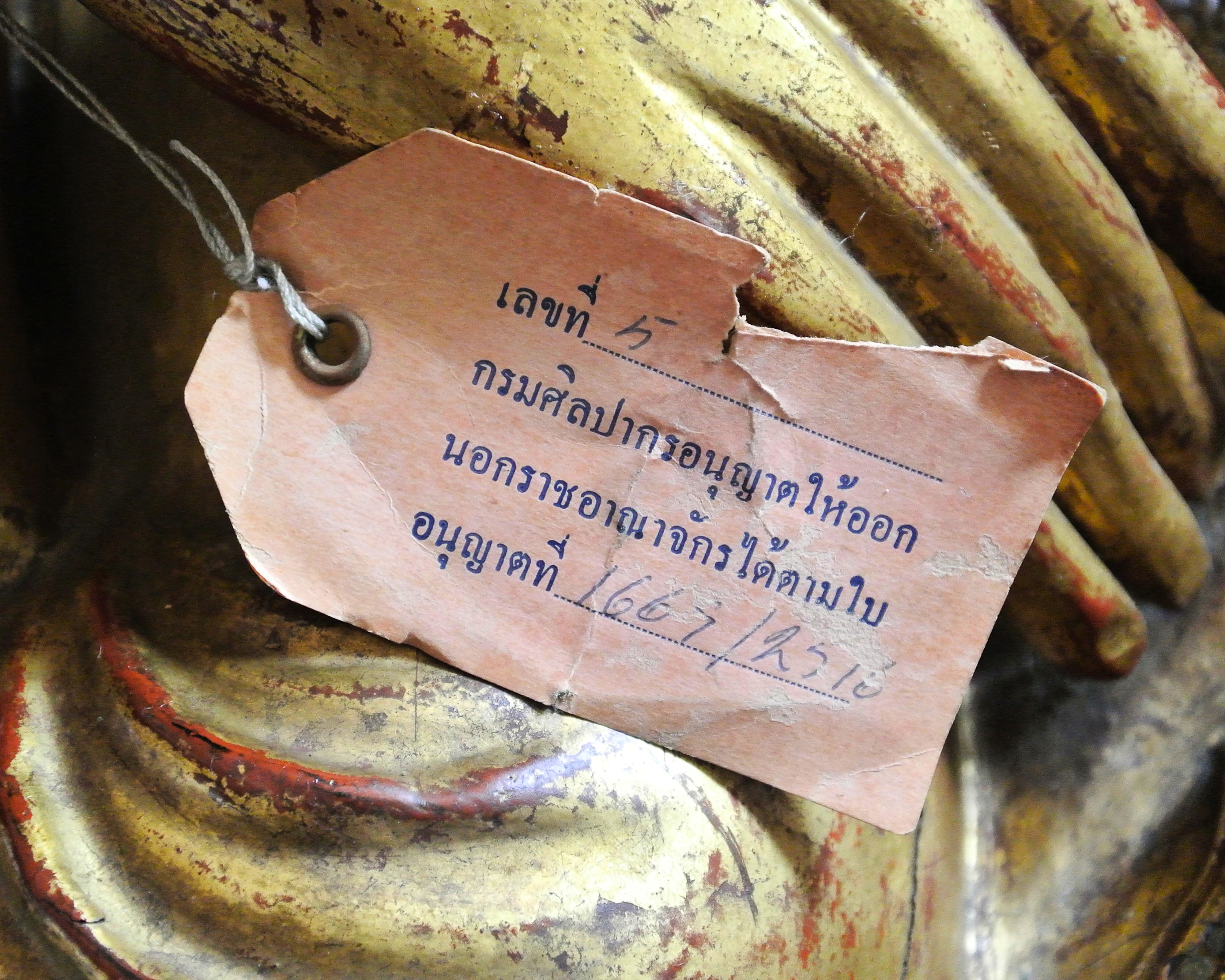 Figura di Buddha nella Posizione del Loto. Legno laccato e dorato con applicazioni in stucco e pa...