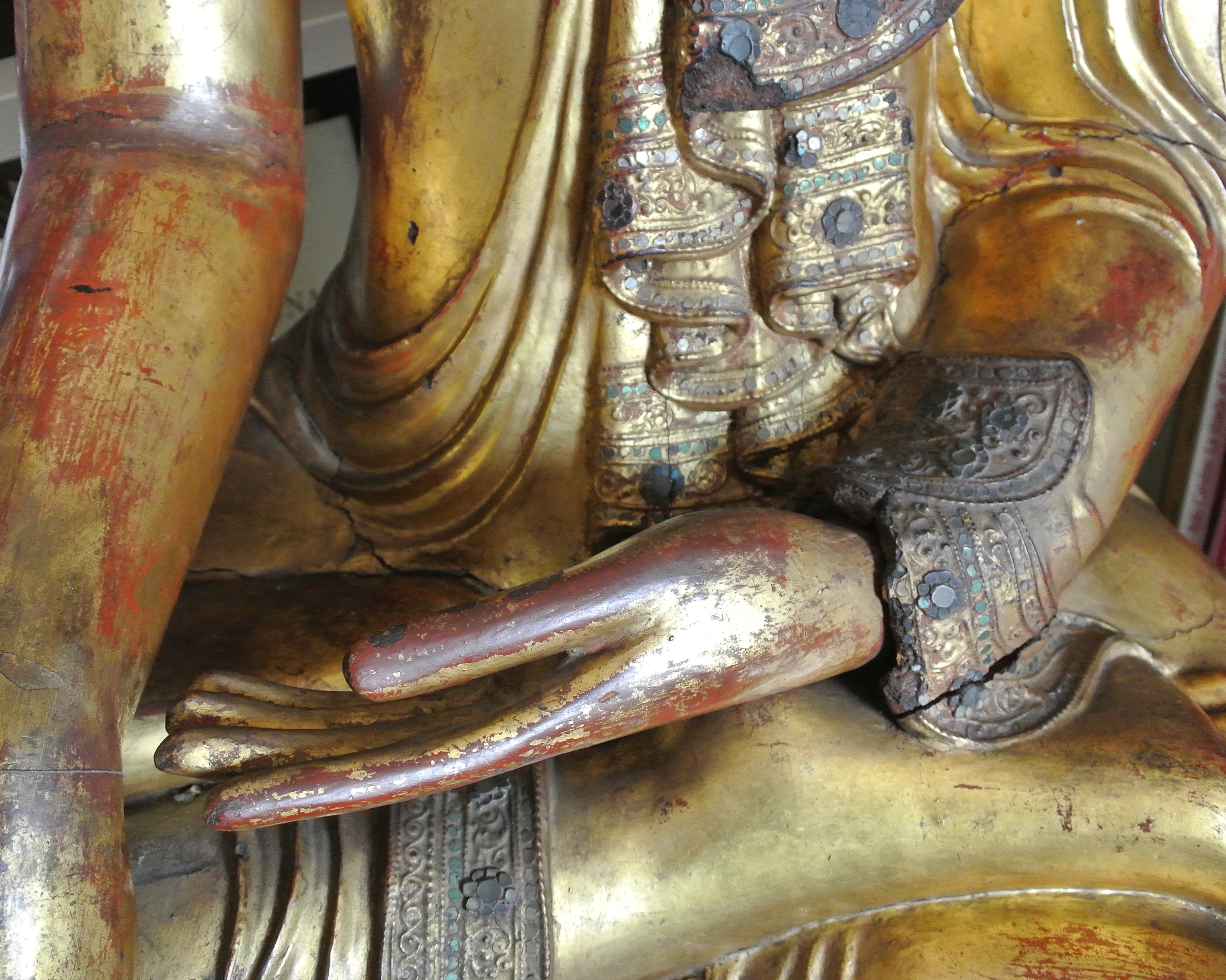Figura di Buddha nella Posizione del Loto. Legno laccato e dorato con applicazioni in stucco e pa...