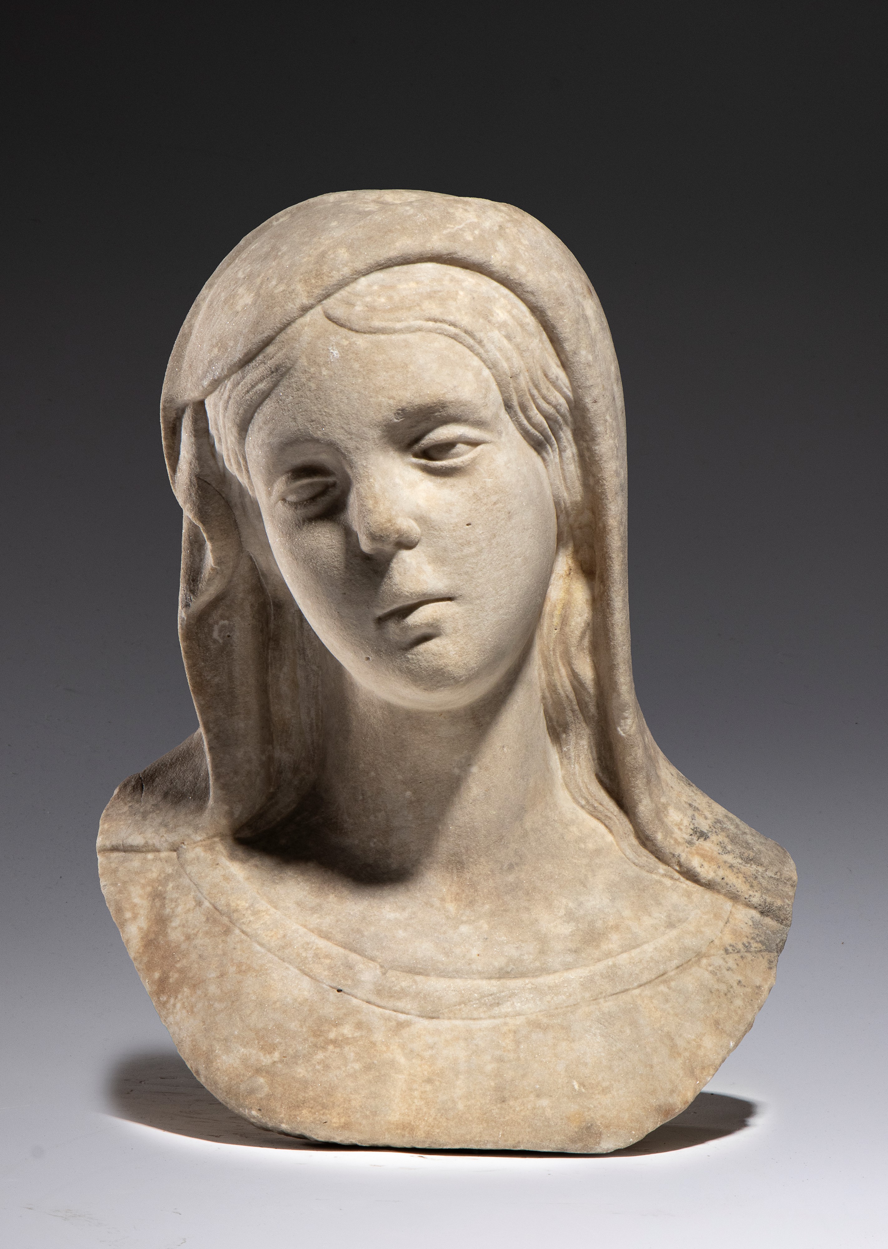Italia, XVIII secolo, Busto di Madonna velata in marmo