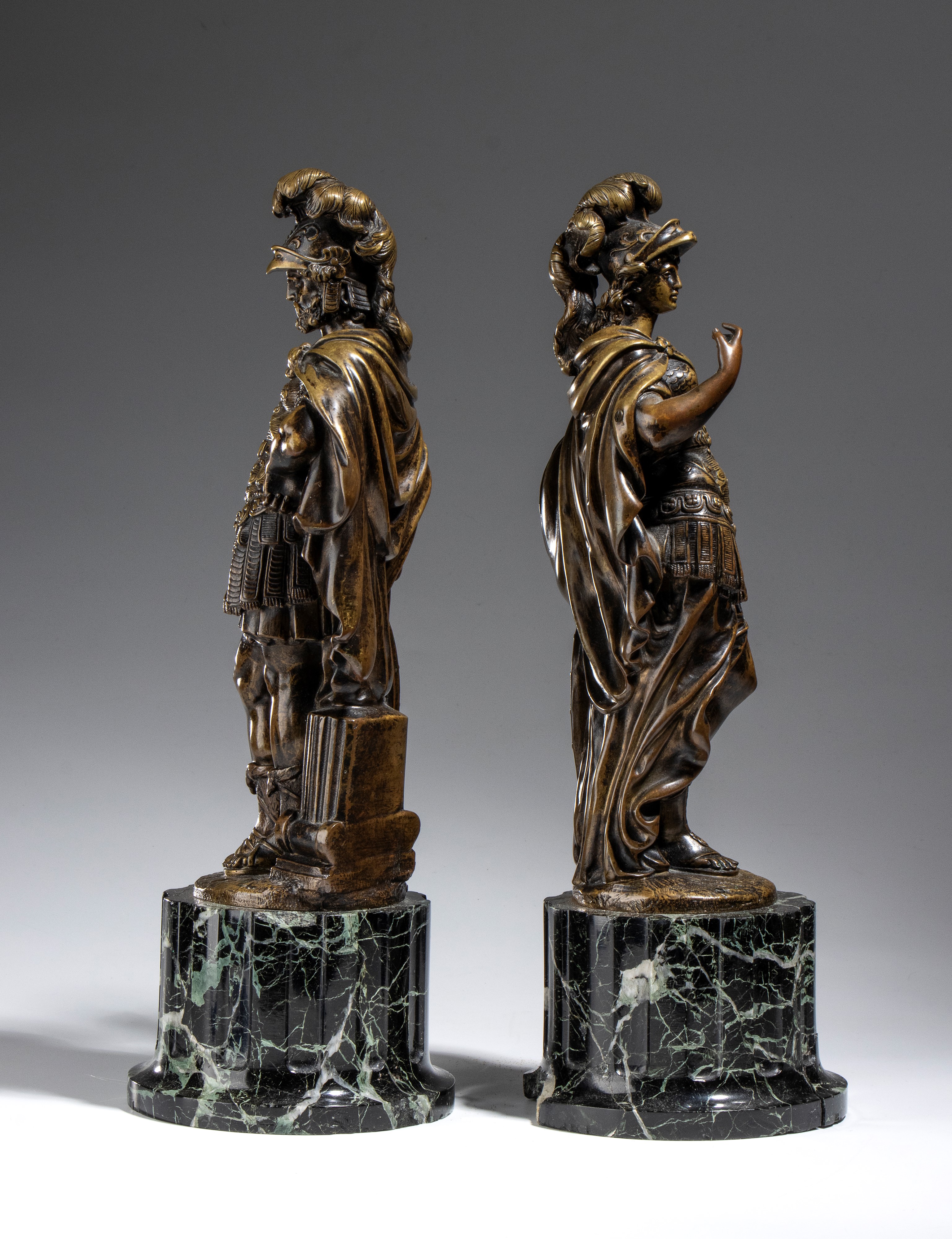 Francia, fine XIX secolo-inizio XX secolo, Coppia di sculture in bronzo raffiguranti divinità cla...