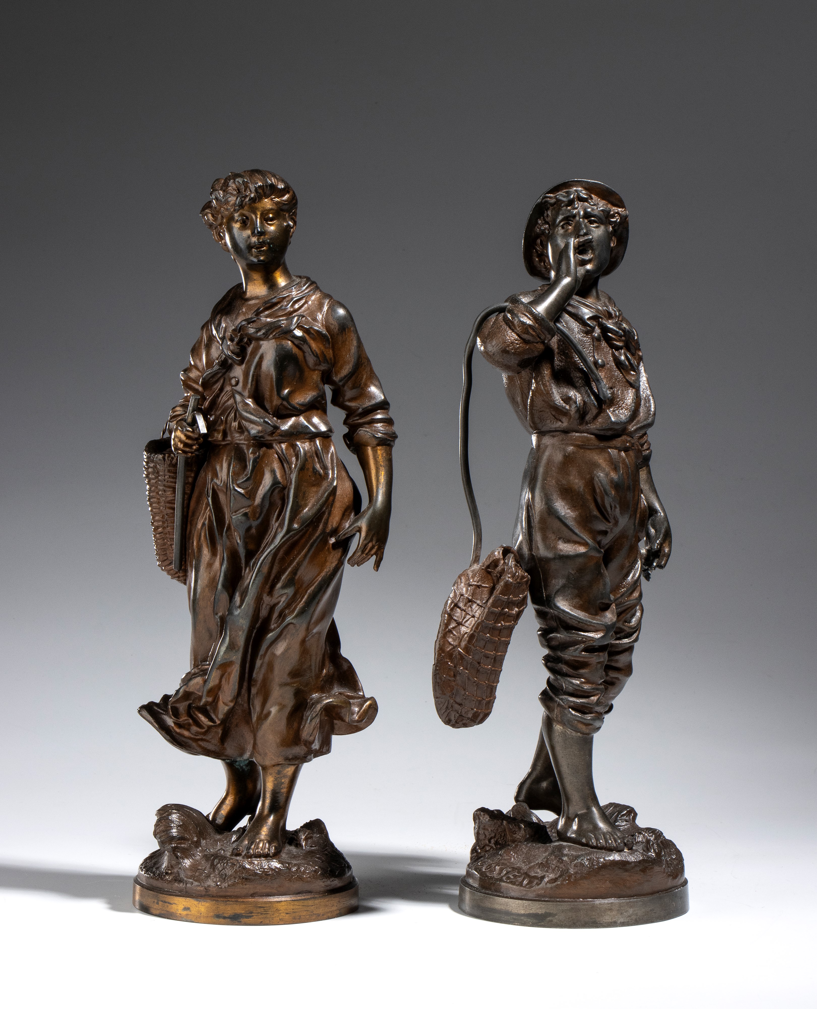 Victor Rousseau - Coppia di sculture in bronzo francesi raffiguranti giovani pescatori, firmate