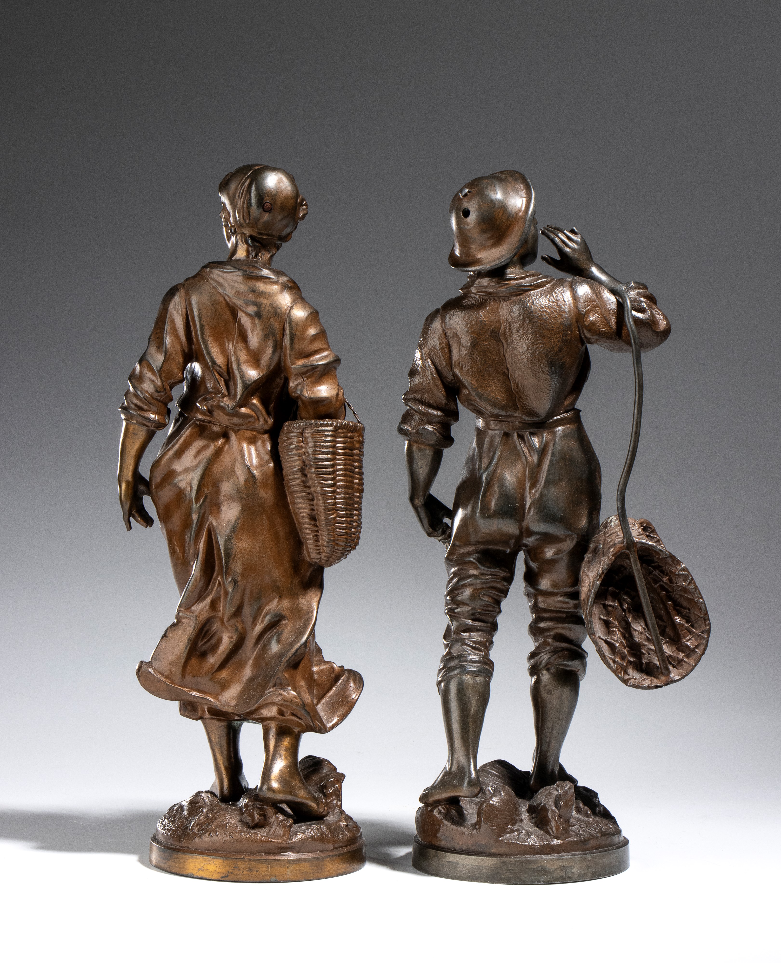 Victor Rousseau - Coppia di sculture in bronzo francesi raffiguranti giovani pescatori, firmate