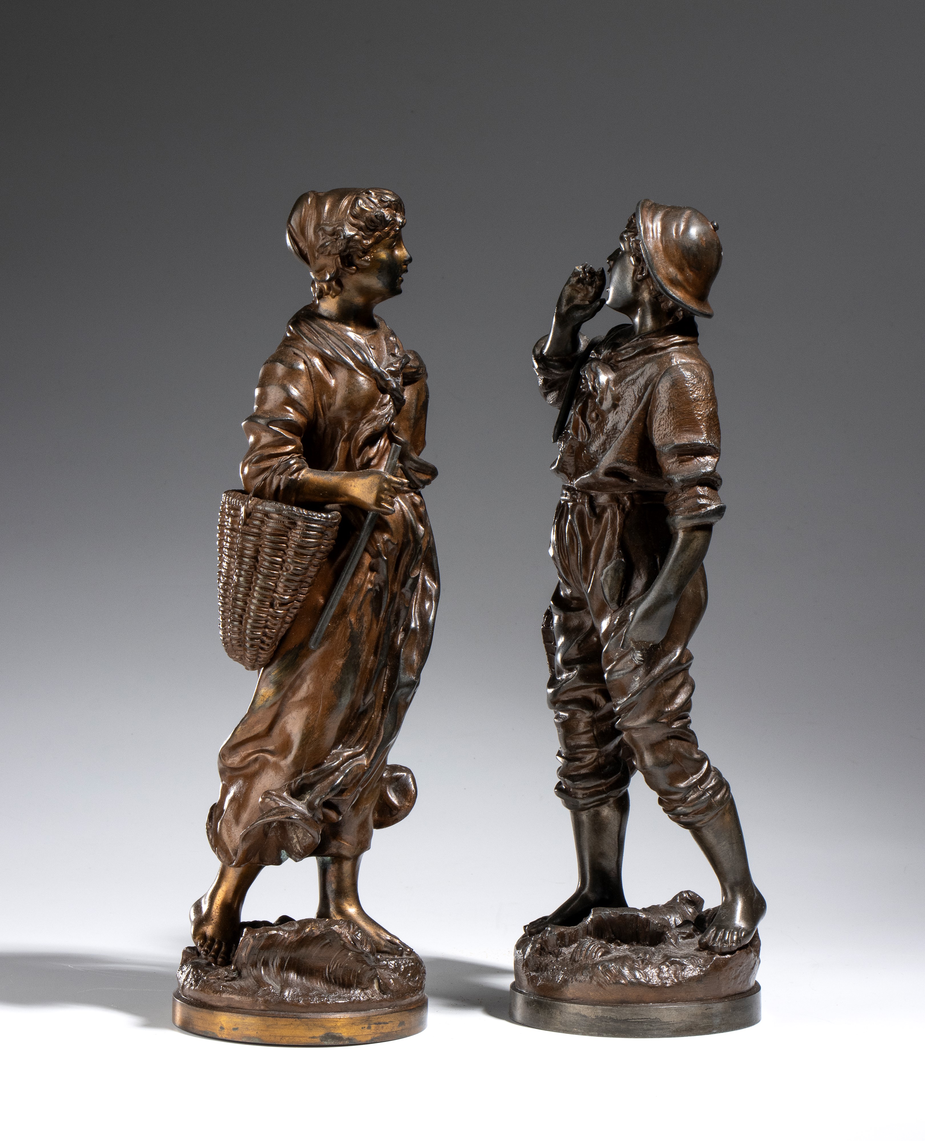 Victor Rousseau - Coppia di sculture in bronzo francesi raffiguranti giovani pescatori, firmate