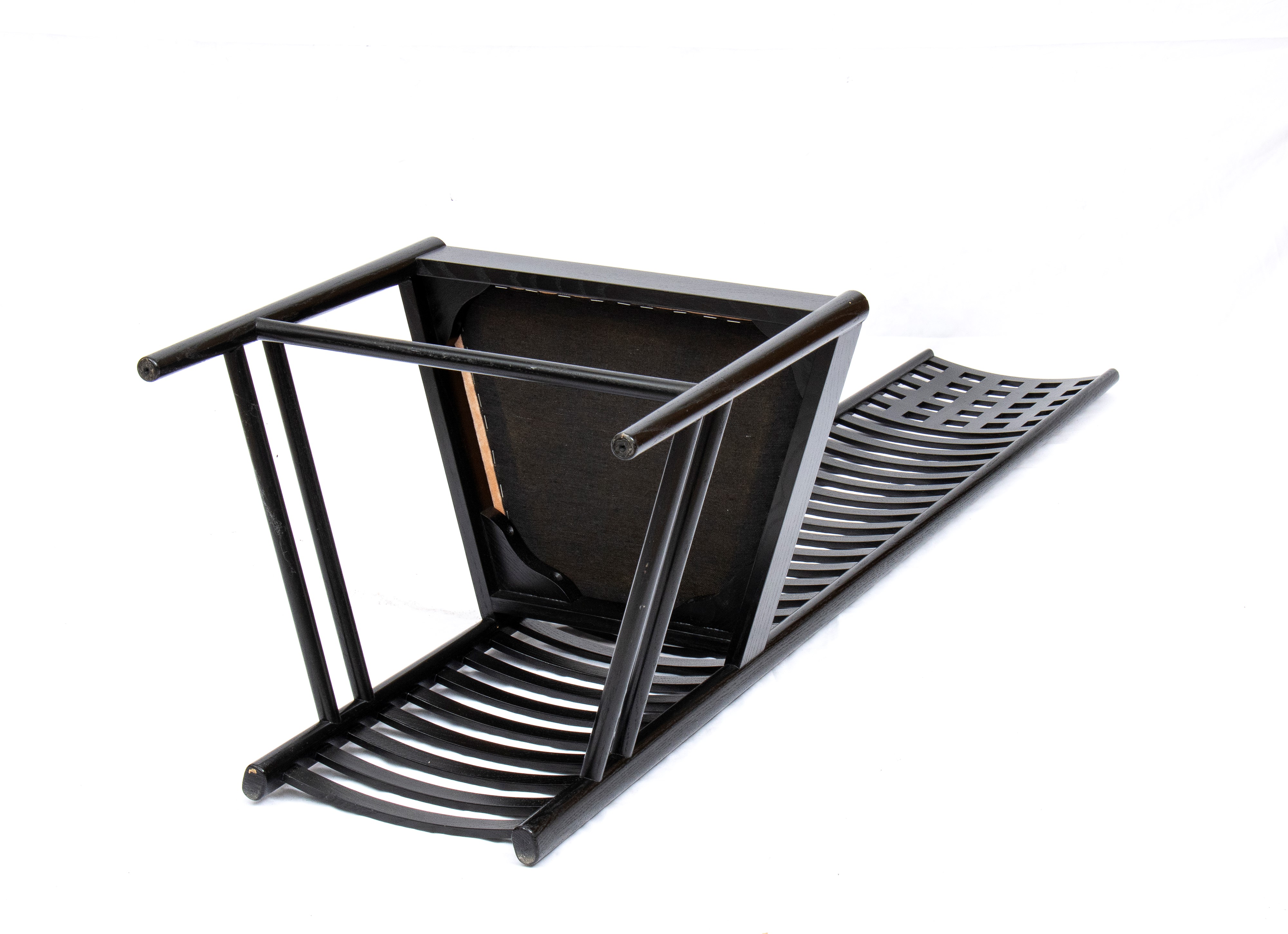 Sedia a schienale alto modello “Hill House”, legno tinto nero