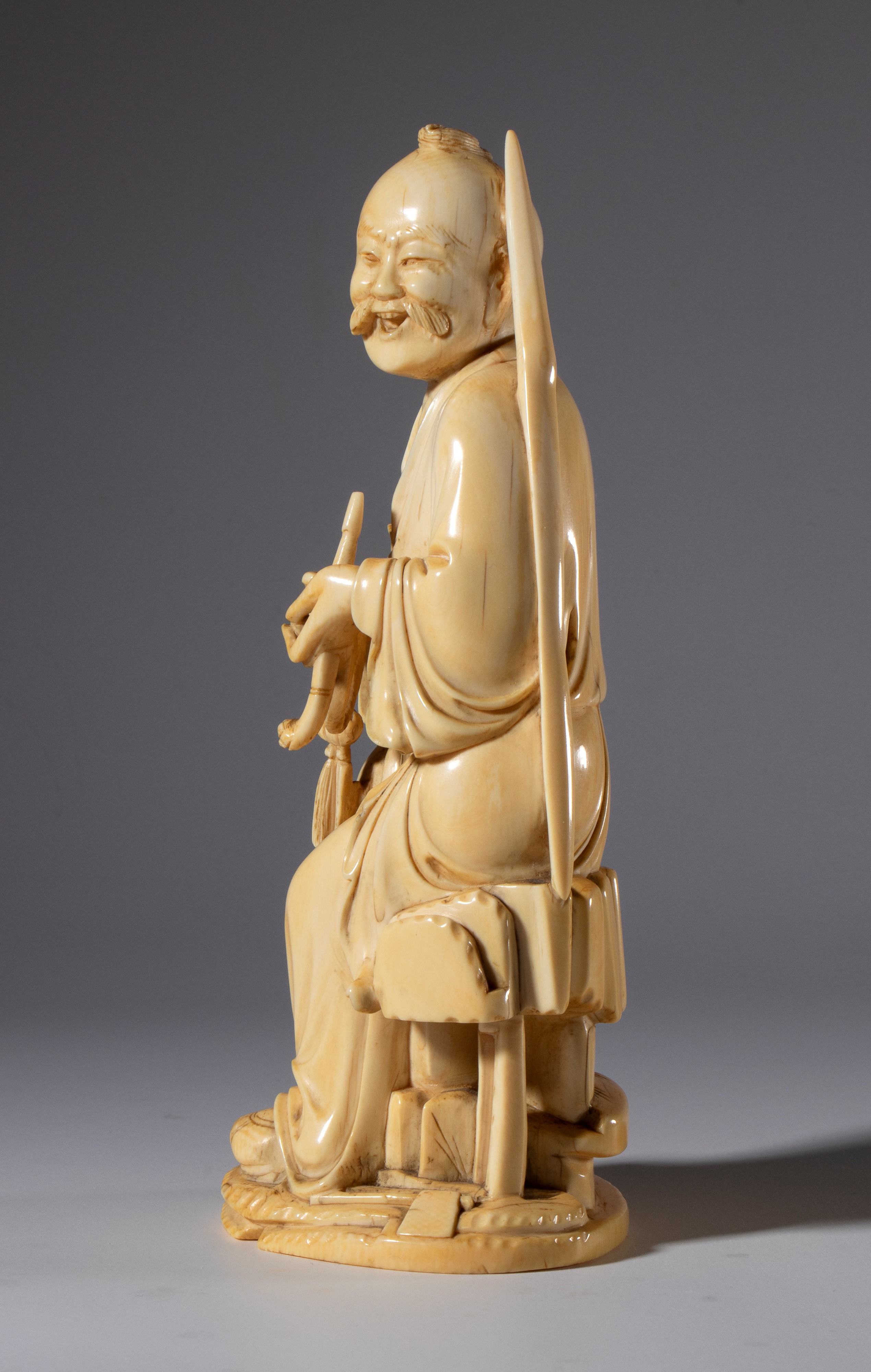Figura in avorio raffigurante un saggio, Cina, prima metà del XIX secolo