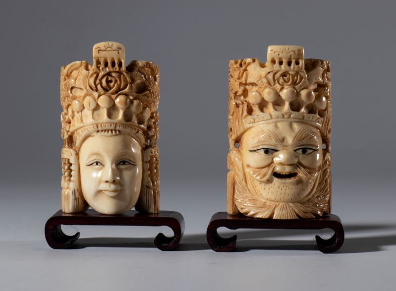 Coppia di piccole maschere raffiguranti personaggi del teatro cinese, in avorio di elefante, Cina...