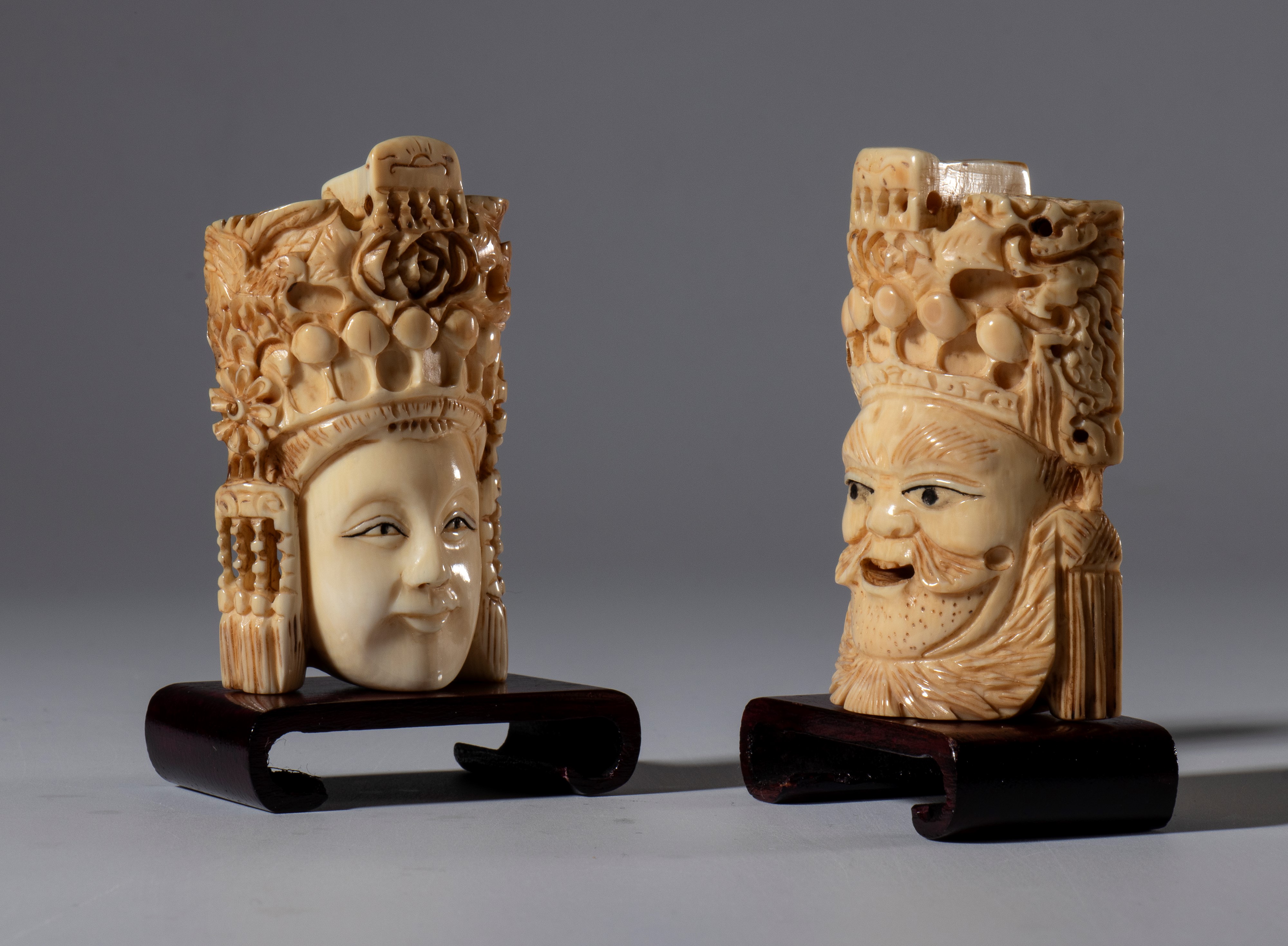 Coppia di piccole maschere raffiguranti personaggi del teatro cinese, in avorio di elefante, Cina...