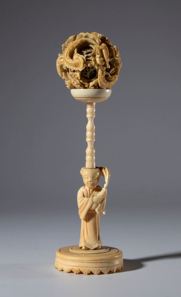Small sculpture with a turned base and a spirit sphere (鬼功球 “guĭ gōng qiú”) in elephant ivory. China, 19th century