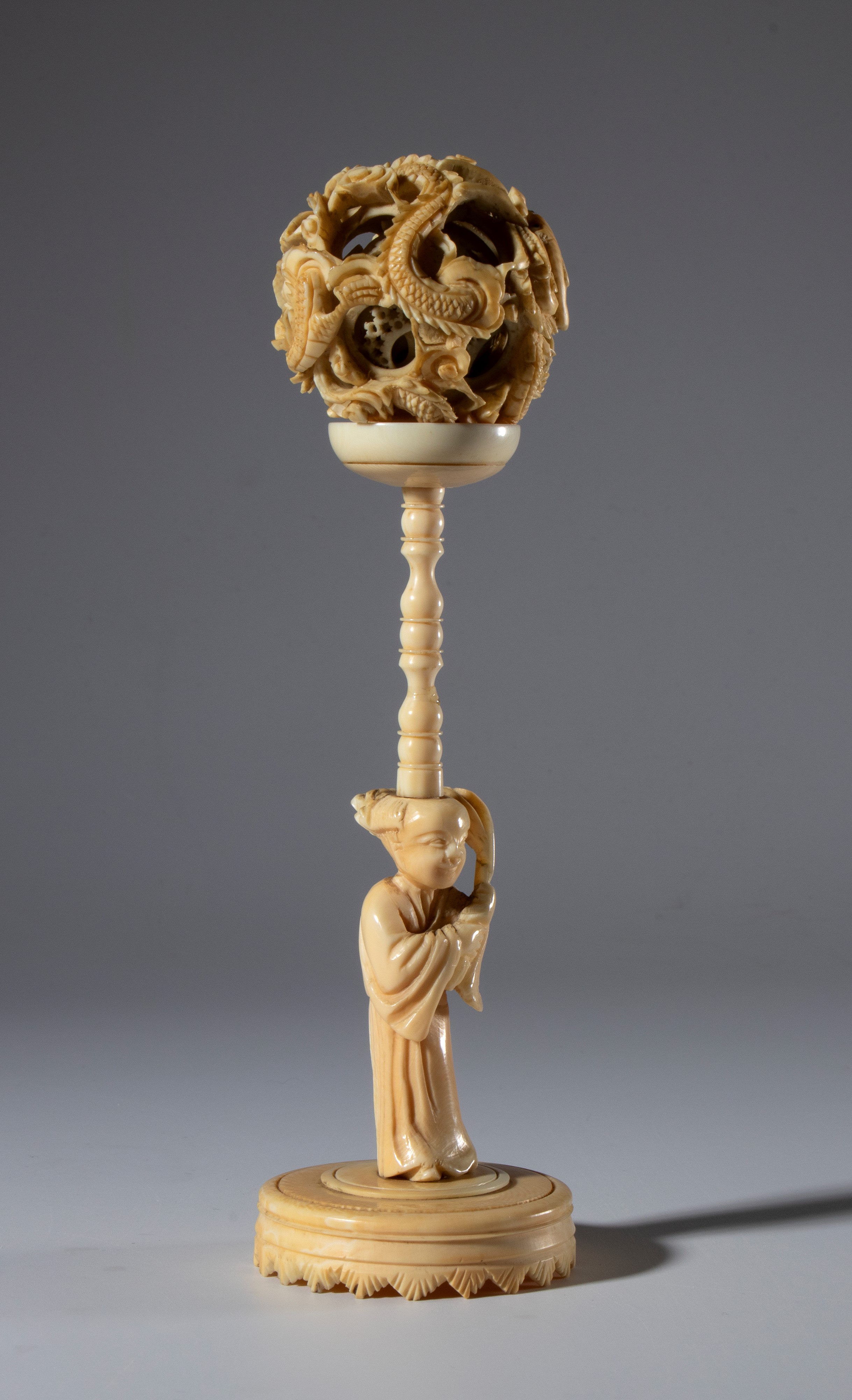 Scultura di piccole dimensioni, Sfera degli spiriti (鬼功球 “guĭ gōng qiú”), in avorio di elefante s...