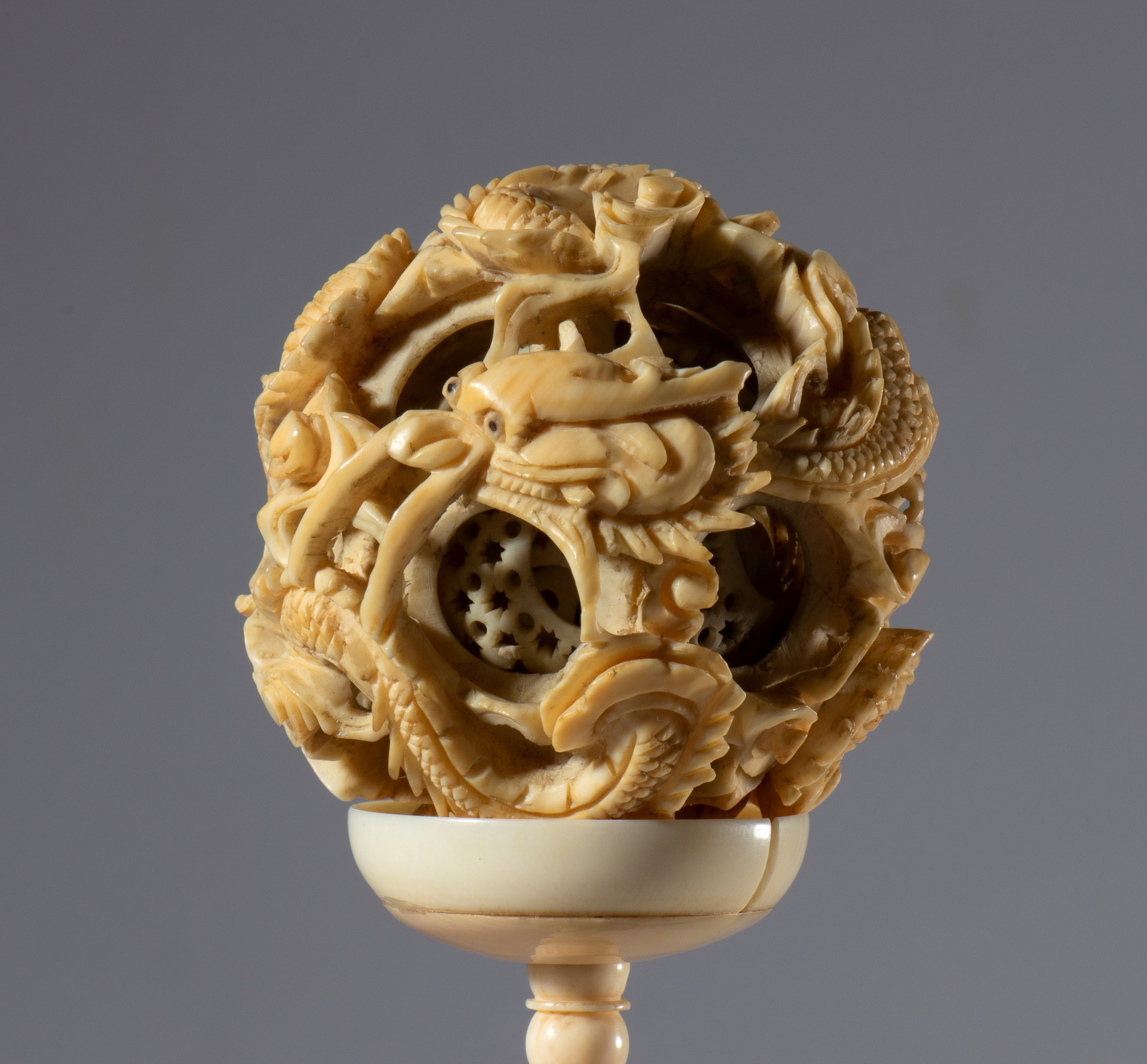 Scultura di piccole dimensioni, Sfera degli spiriti (鬼功球 “guĭ gōng qiú”), in avorio di elefante s...