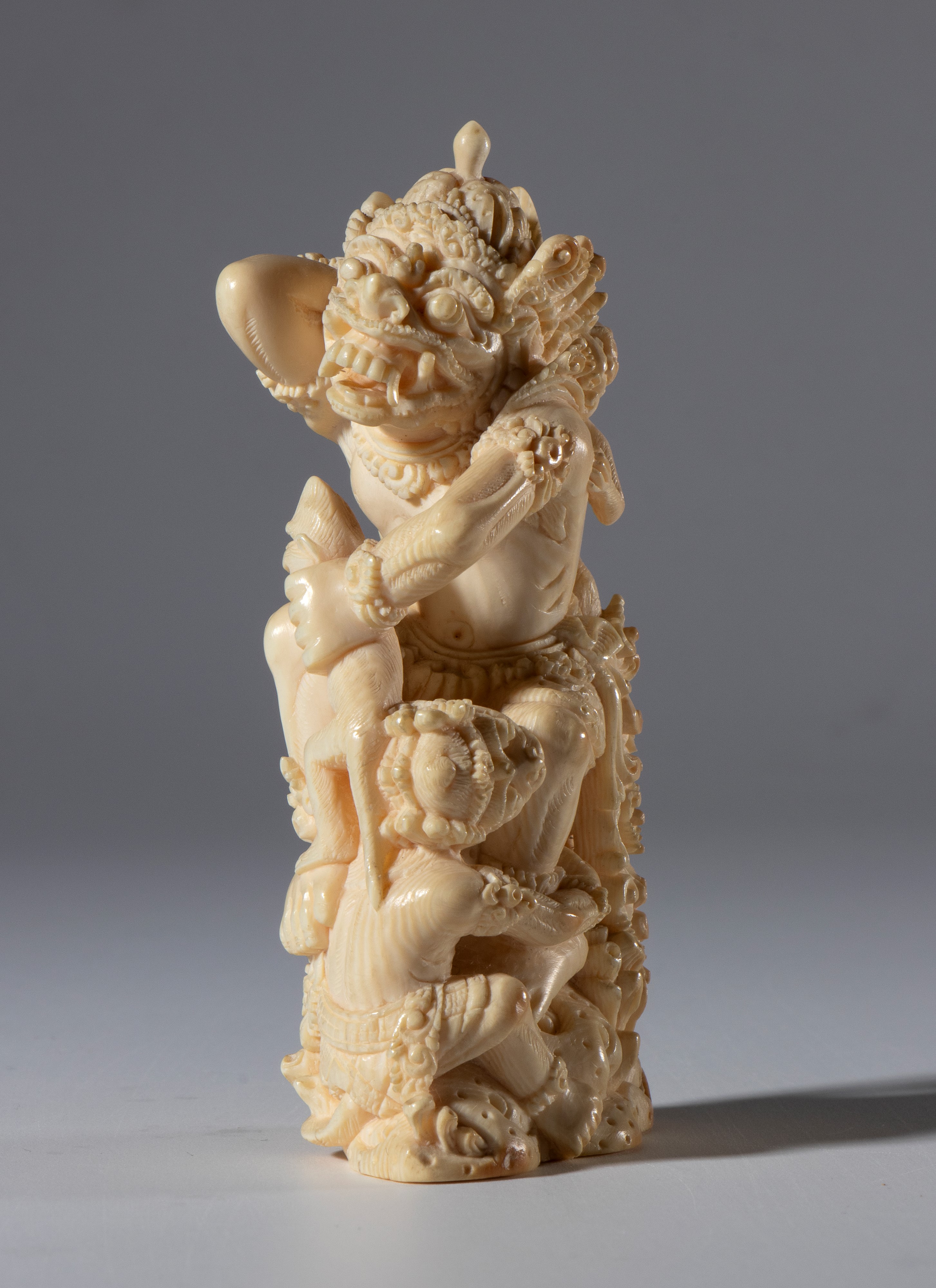 Avorio marino scolpito, Gruppo raffigurante Garuda con scimmie e demone, XIX secolo