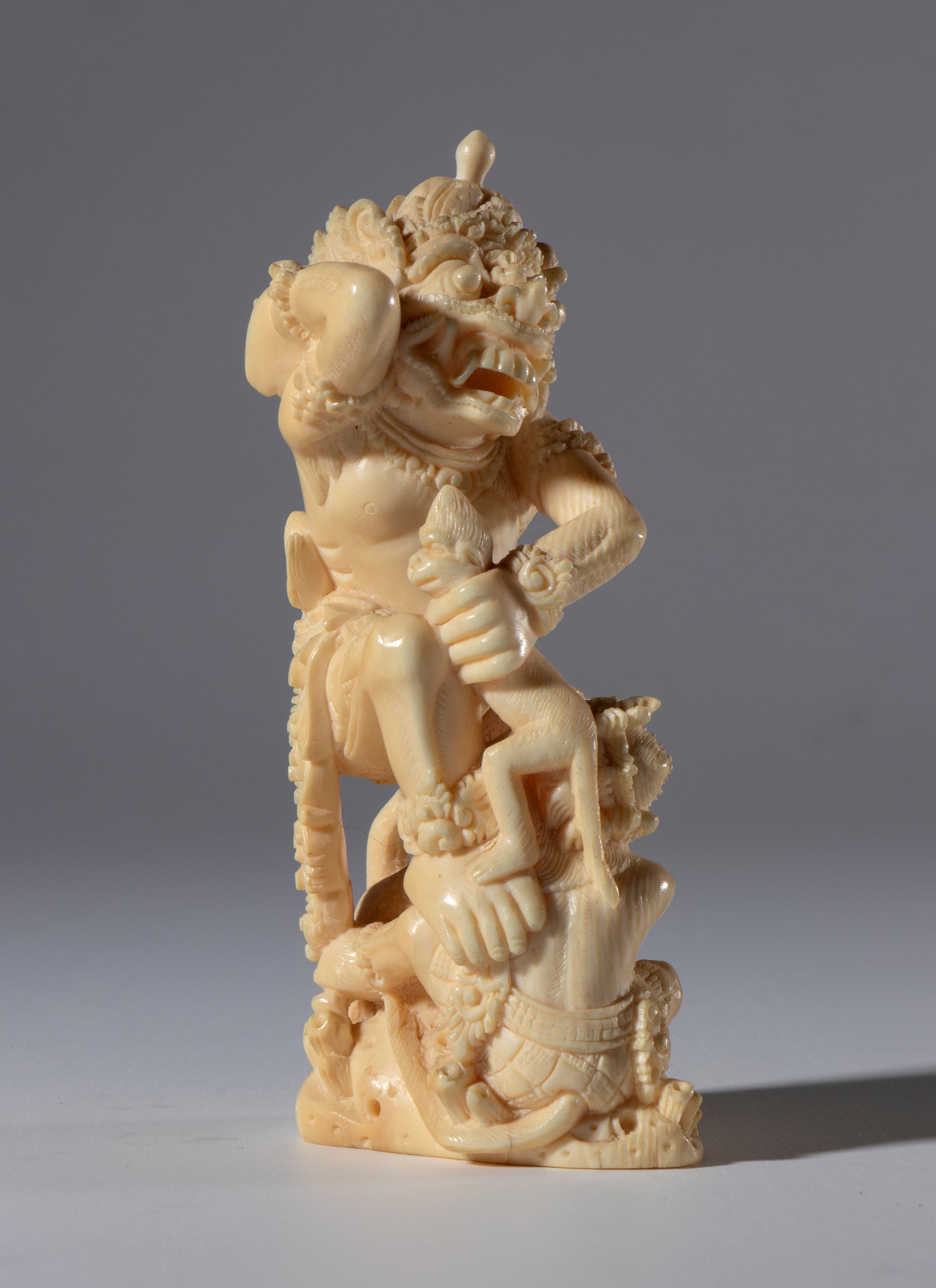 Avorio marino scolpito, Gruppo raffigurante Garuda con scimmie e demone, XIX secolo