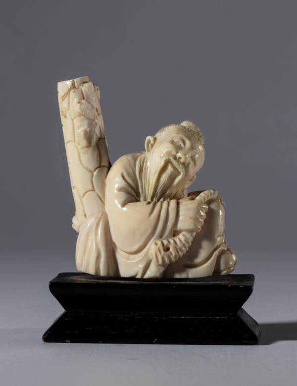 Small elephant ivory sculpture depicting a sage on a wooden base. China, Republic Period, 1912–1949.