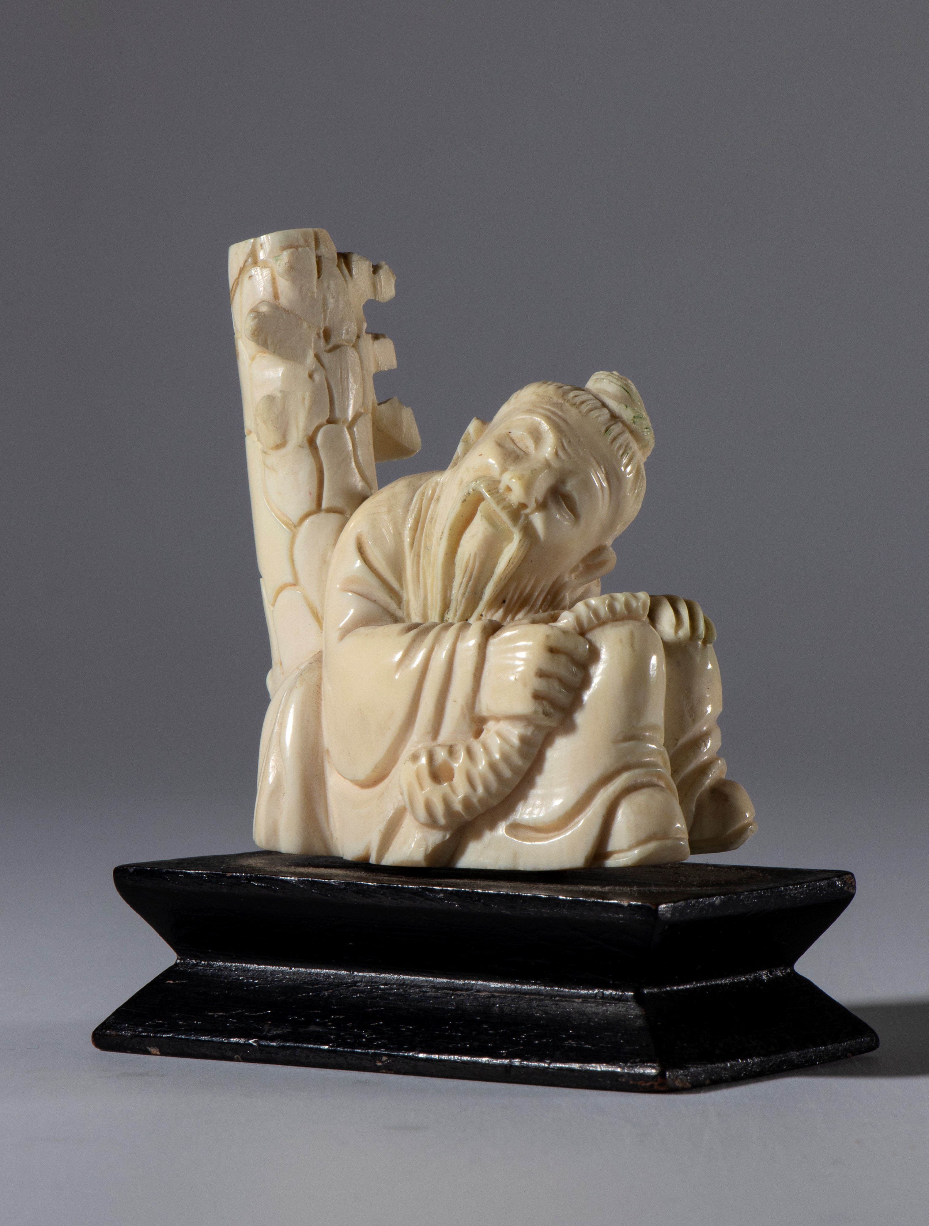 Cina, Piccola scultura in avorio di elefante raffigurante un saggio su base in legno (Periodo Rep...