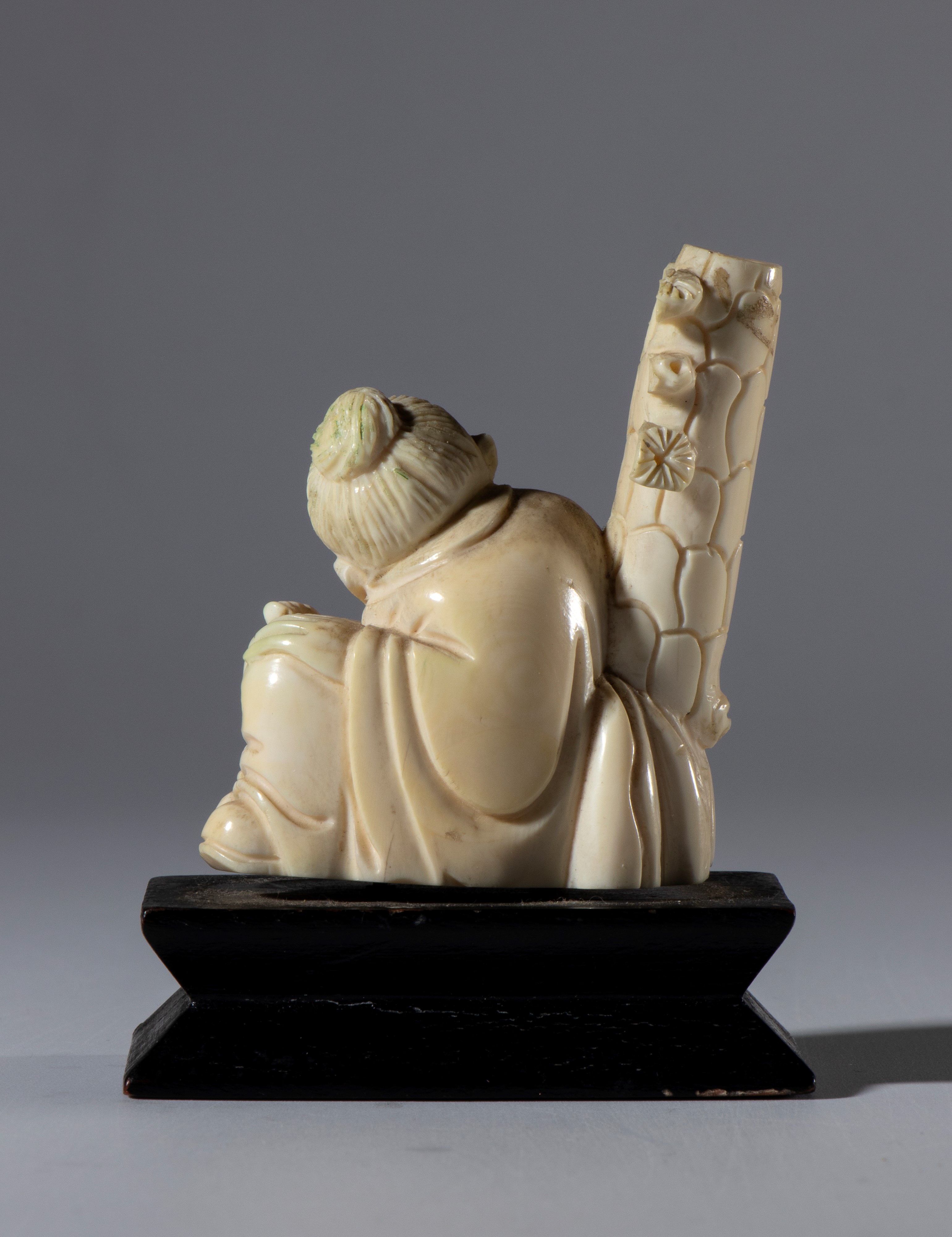 Cina, Piccola scultura in avorio di elefante raffigurante un saggio su base in legno (Periodo Rep...