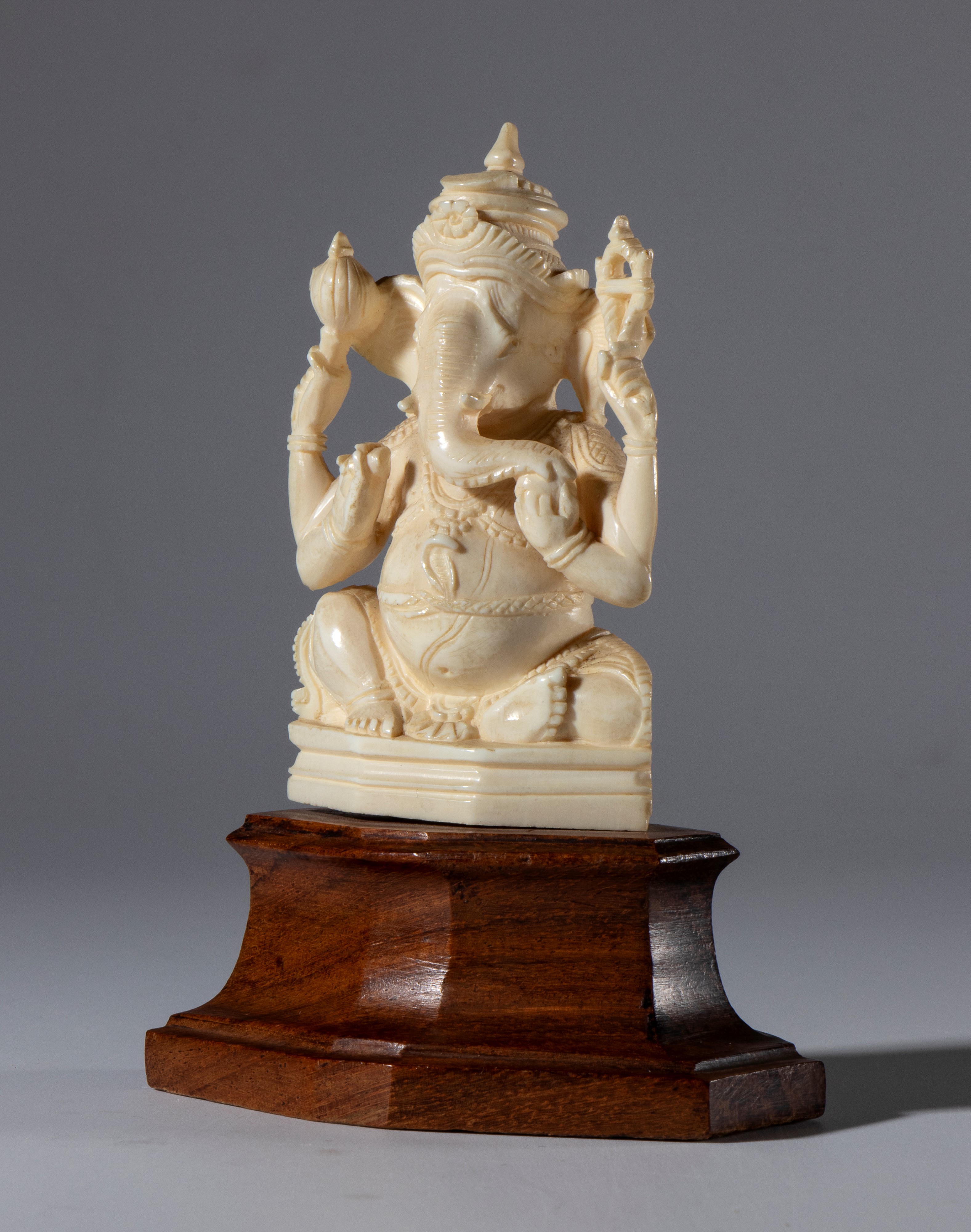 XIX secolo, Piccola scultura in avorio con Ganesh su base in legno