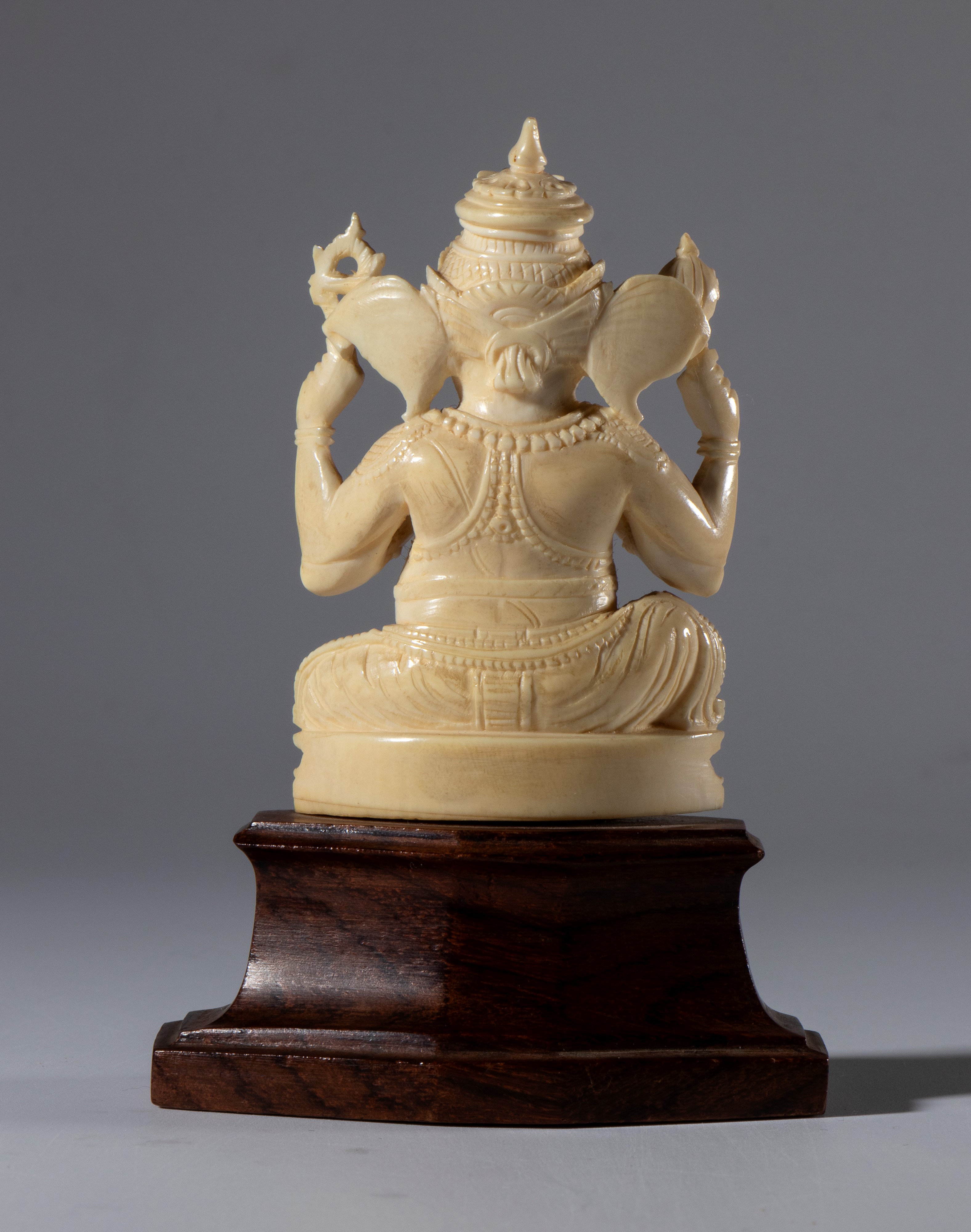 XIX secolo, Piccola scultura in avorio con Ganesh su base in legno