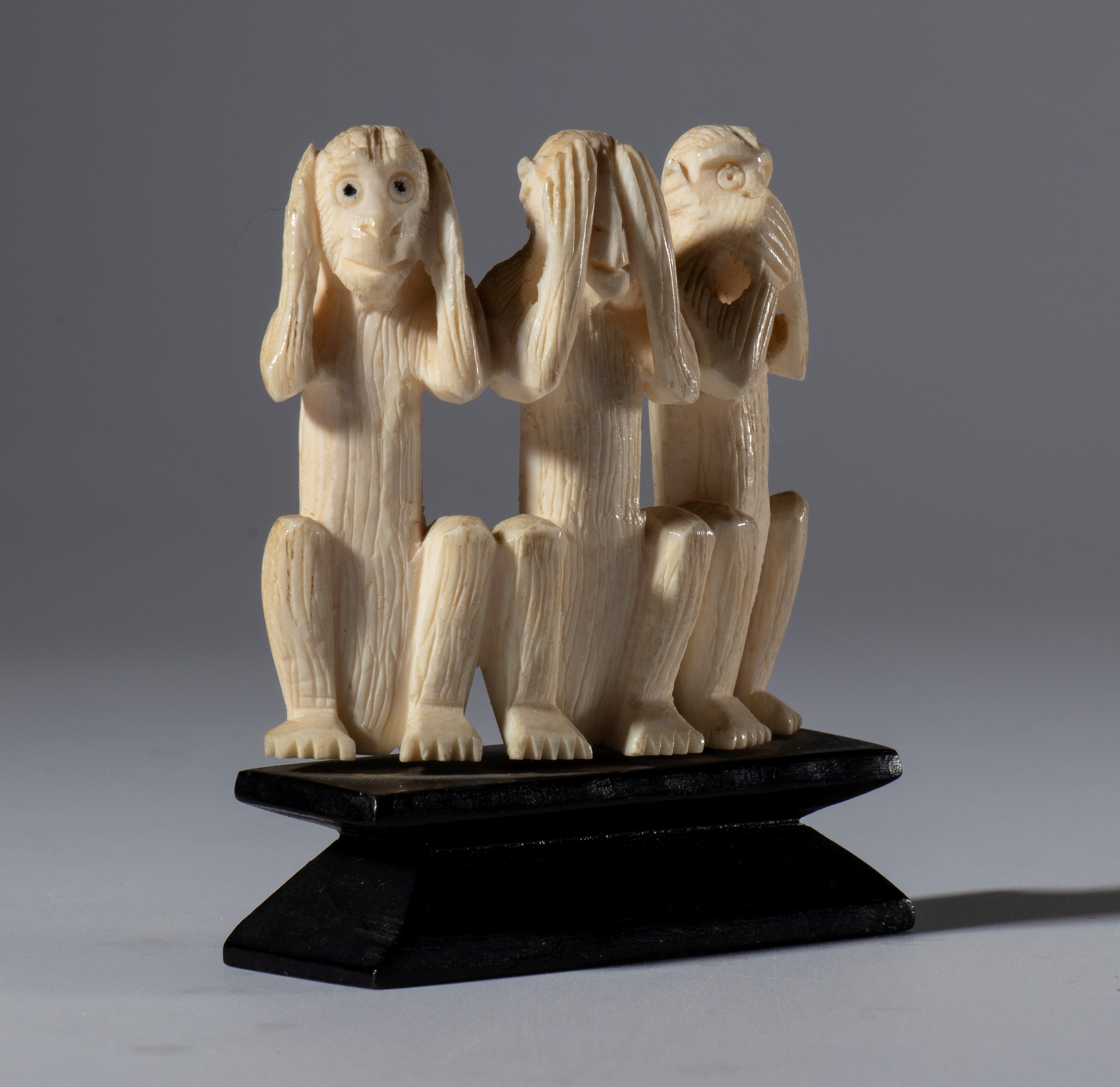 Scultura raffigurante le tre scimmiette Mizaru, Kikazaru ed Iwazaru, avorio su base in legno, Gia...