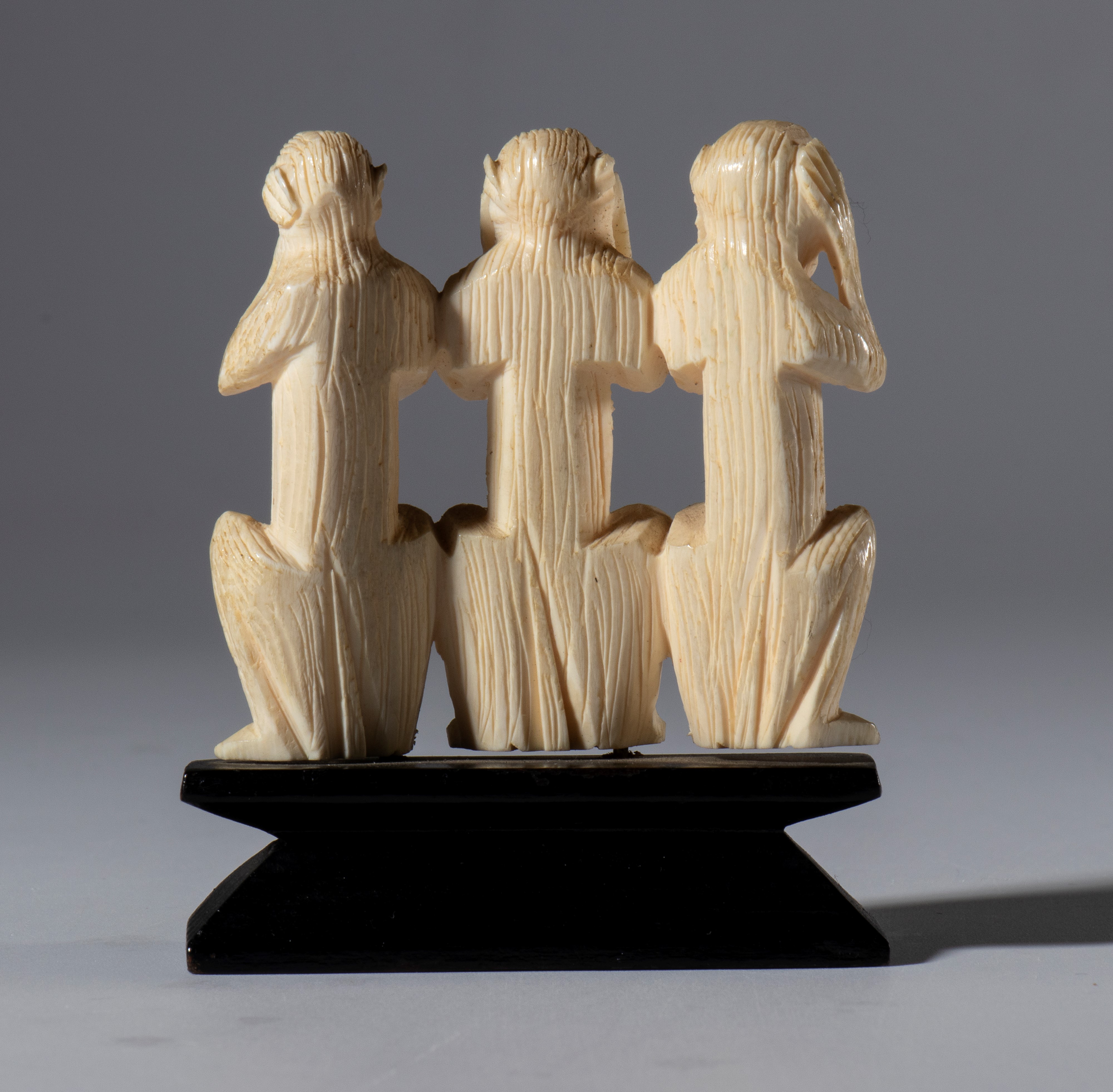 Scultura raffigurante le tre scimmiette Mizaru, Kikazaru ed Iwazaru, avorio su base in legno, Gia...