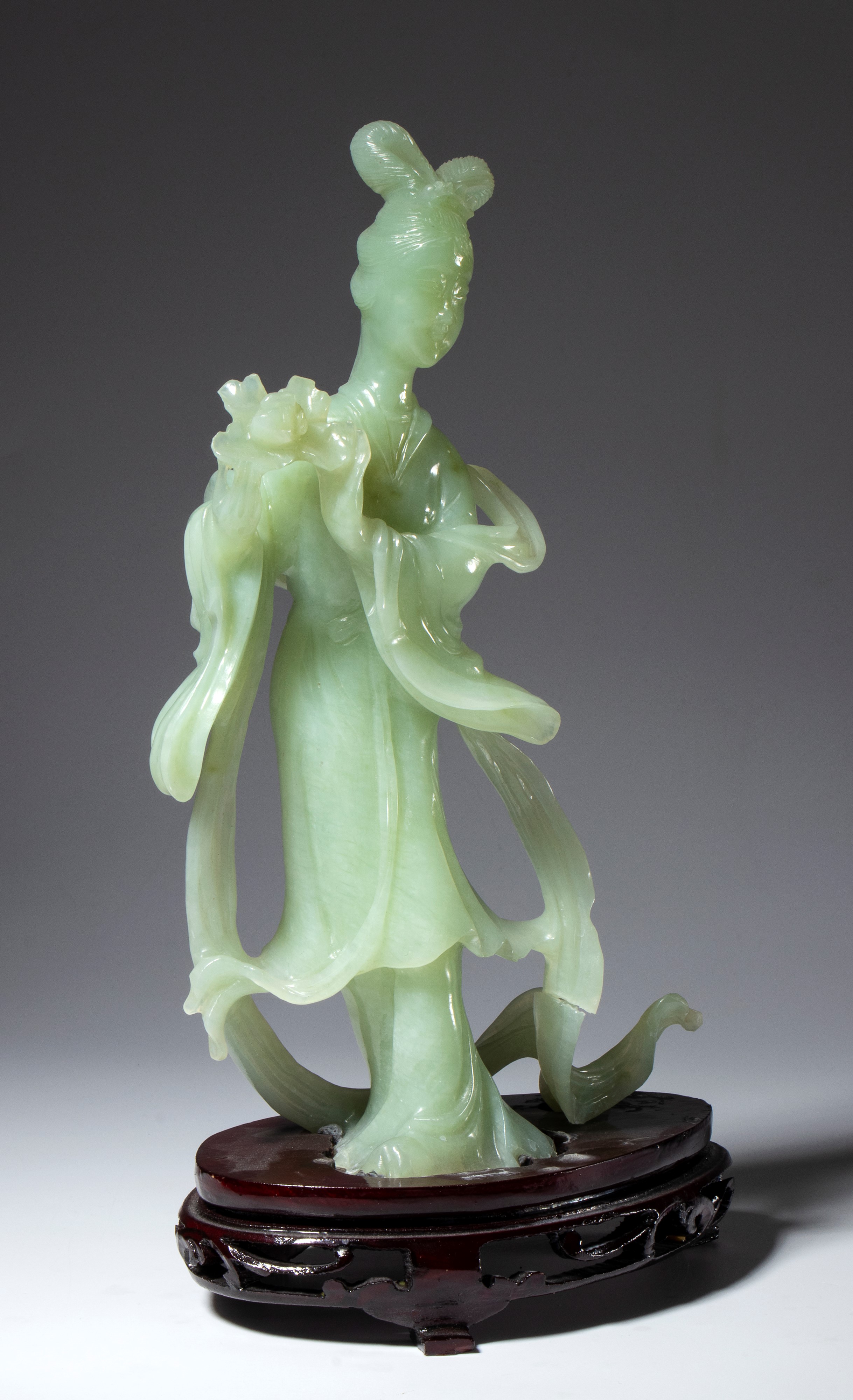 Scultura in giada verde, Dama con peonia su base in legno, Cina, XX secolo