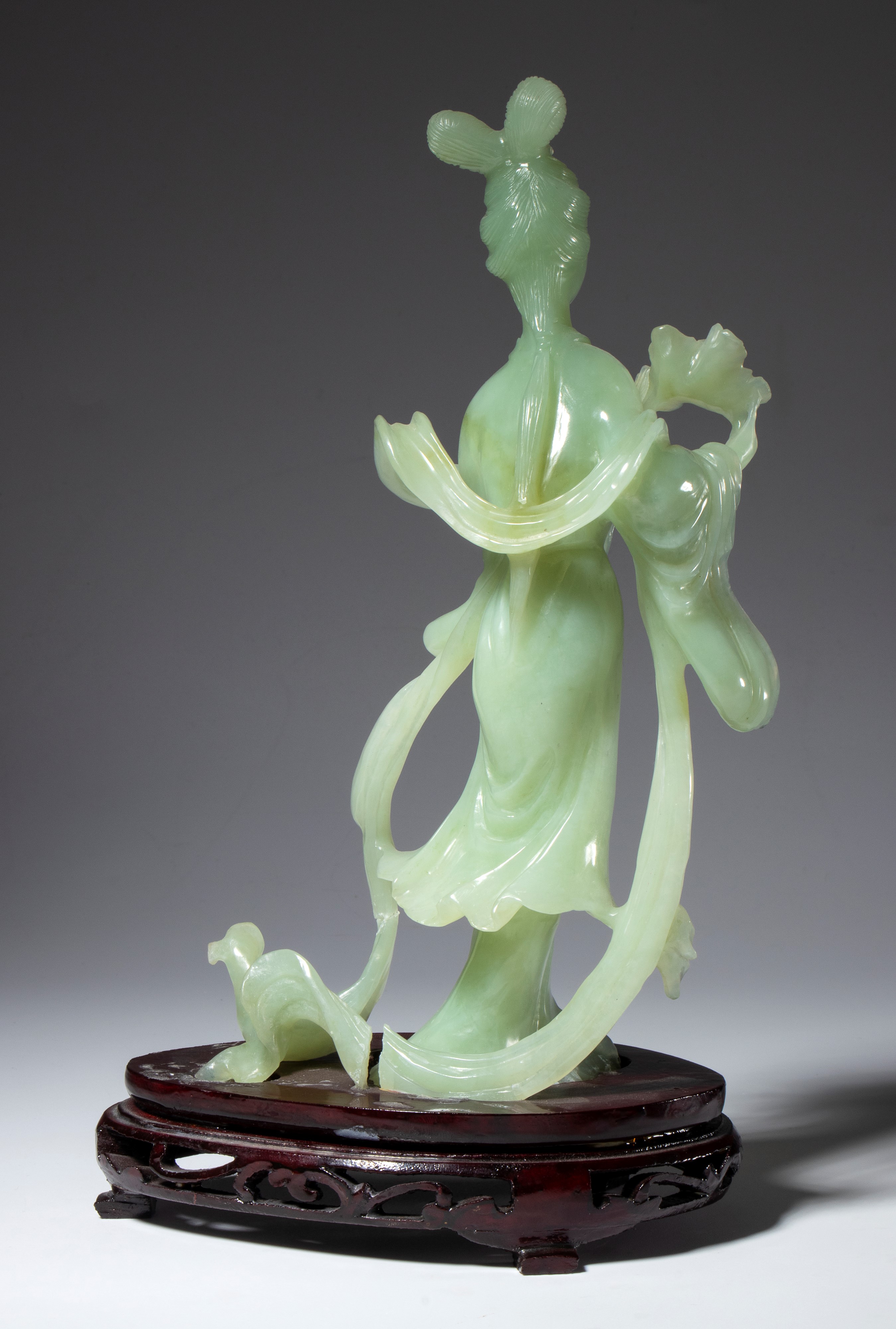 Scultura in giada verde, Dama con peonia su base in legno, Cina, XX secolo