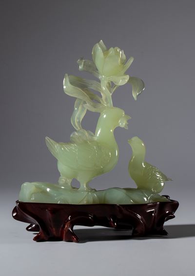 Coppia di uccelli e grande fiore, scultura in giada verde su base lignea, Cina, XX secolo