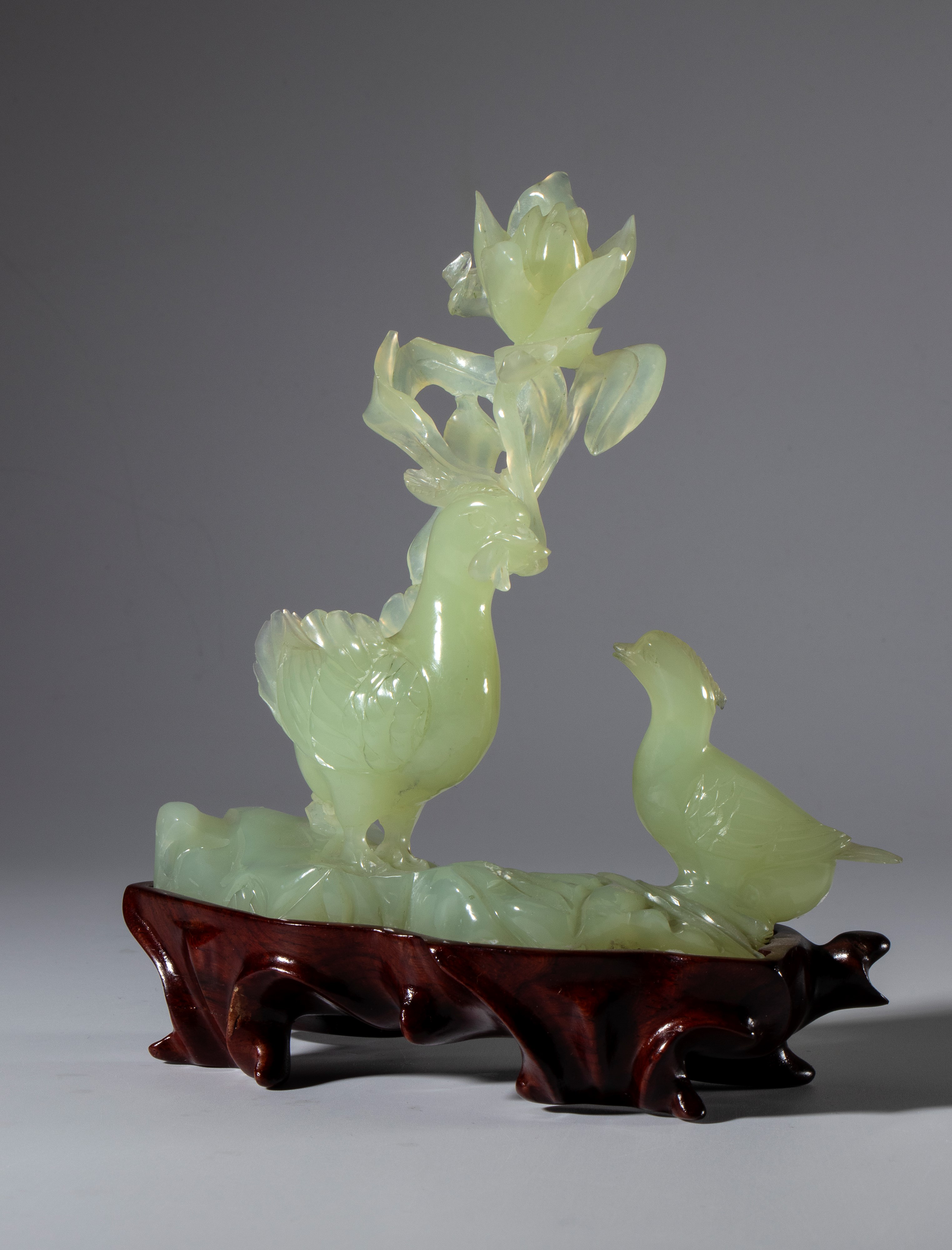 Coppia di uccelli e grande fiore, scultura in giada verde su base lignea, Cina, XX secolo