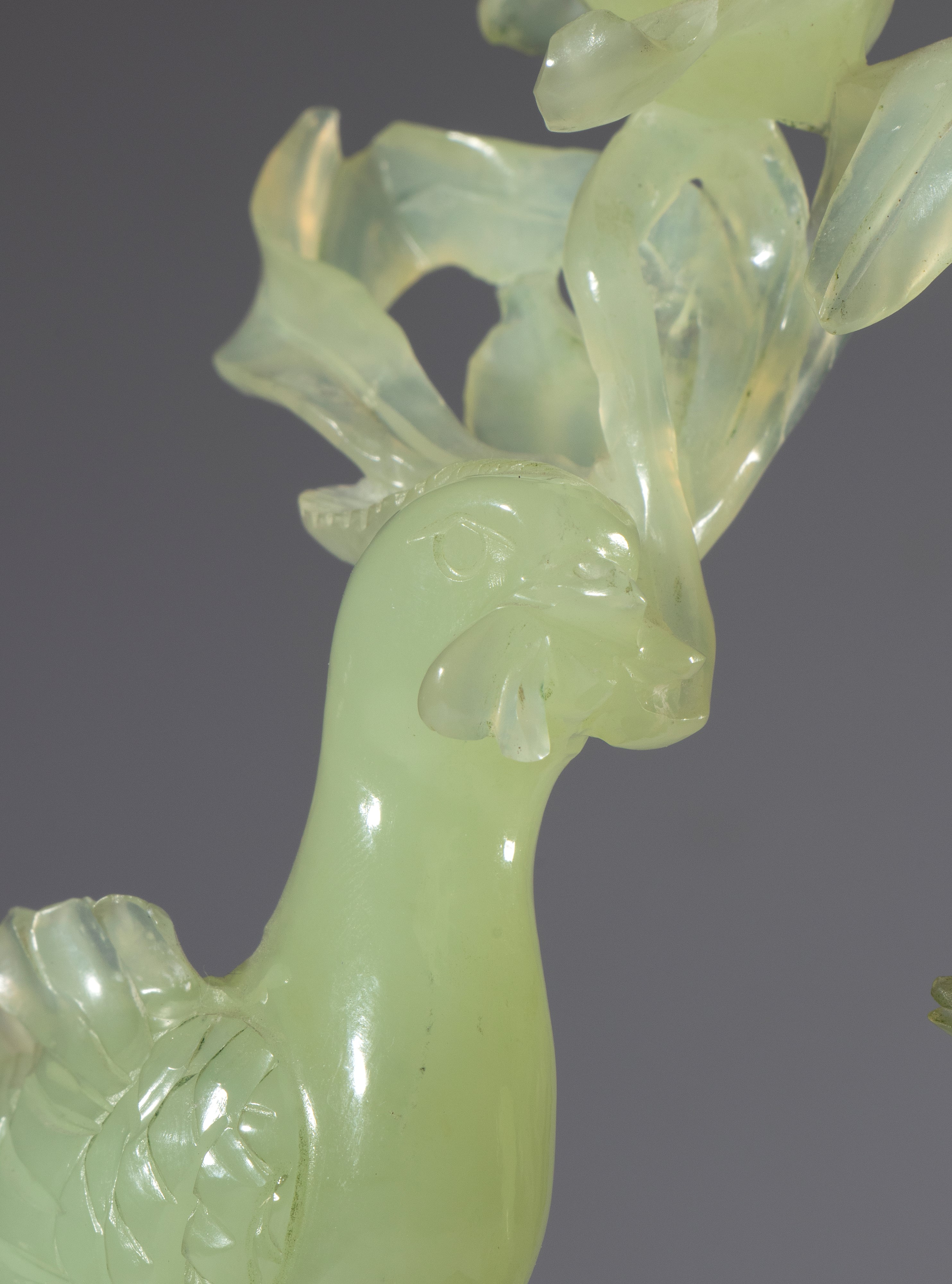 Coppia di uccelli e grande fiore, scultura in giada verde su base lignea, Cina, XX secolo