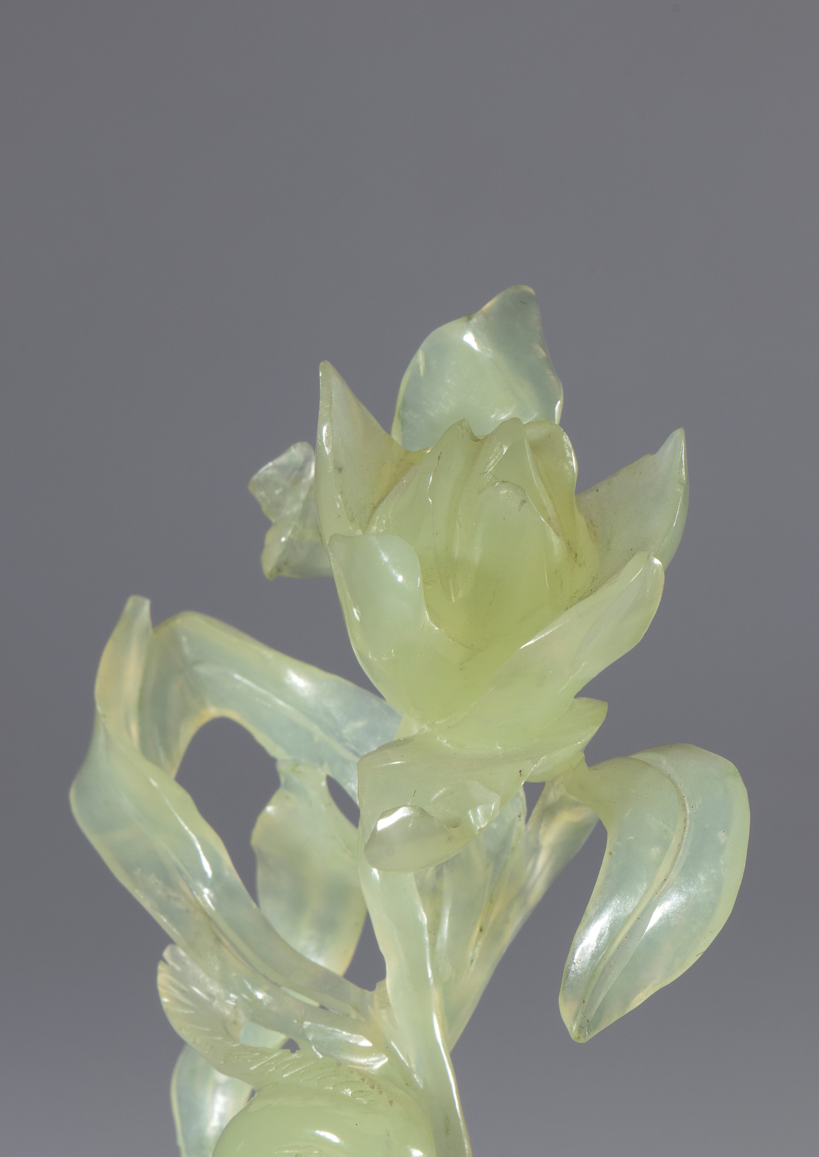Coppia di uccelli e grande fiore, scultura in giada verde su base lignea, Cina, XX secolo