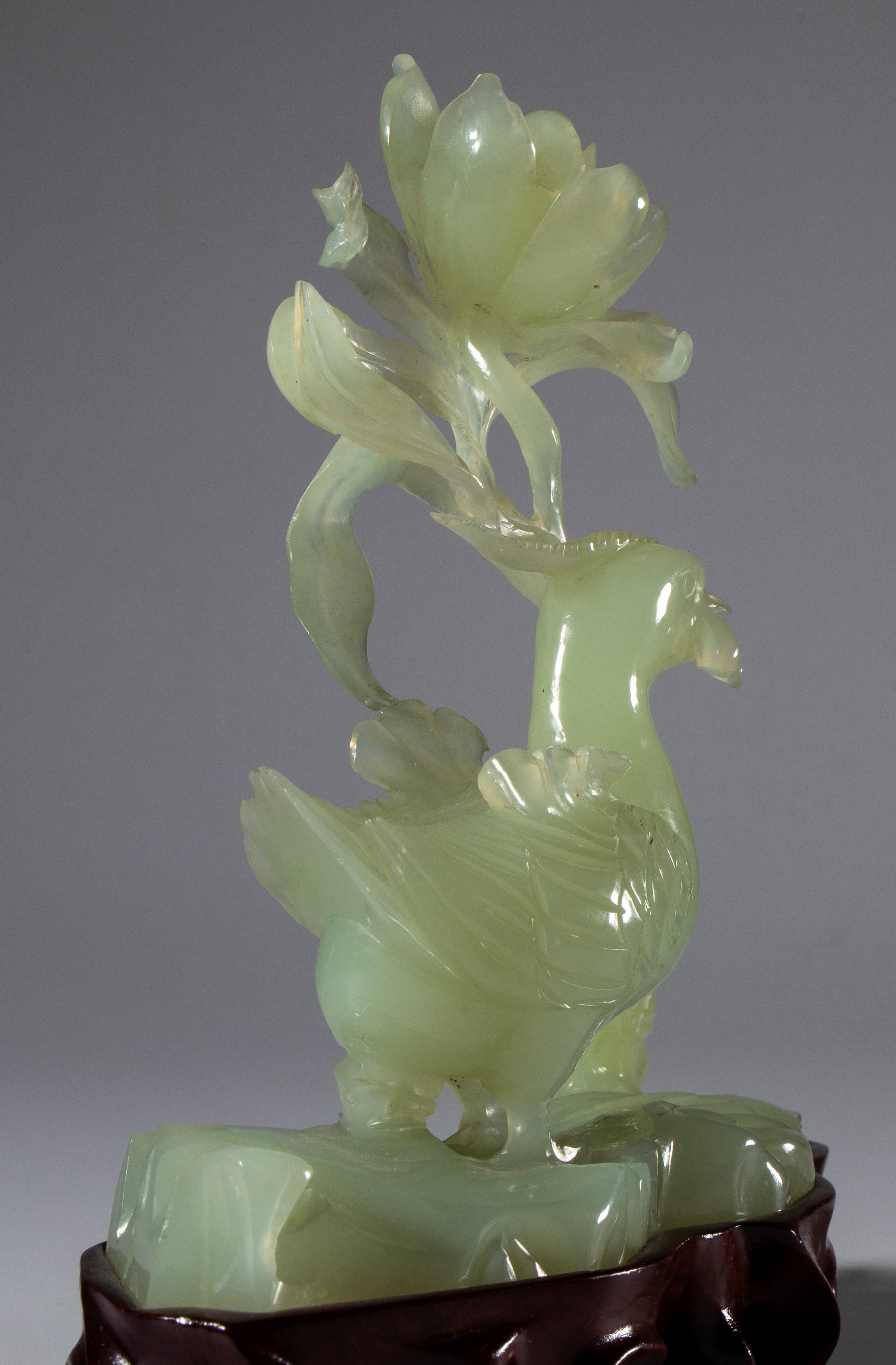 Coppia di uccelli e grande fiore, scultura in giada verde su base lignea, Cina, XX secolo