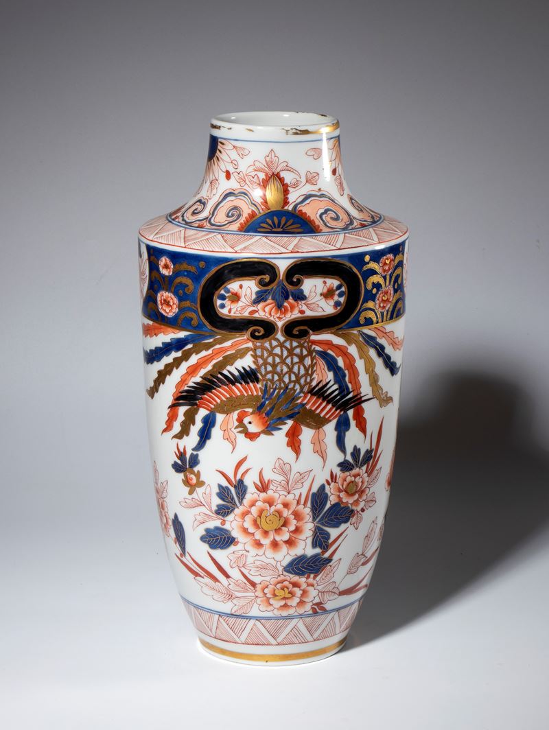 Vaso in porcellana dipinta a smalti rosso, blu ed oro con decori in stile Kutani. Europa, XX seco...