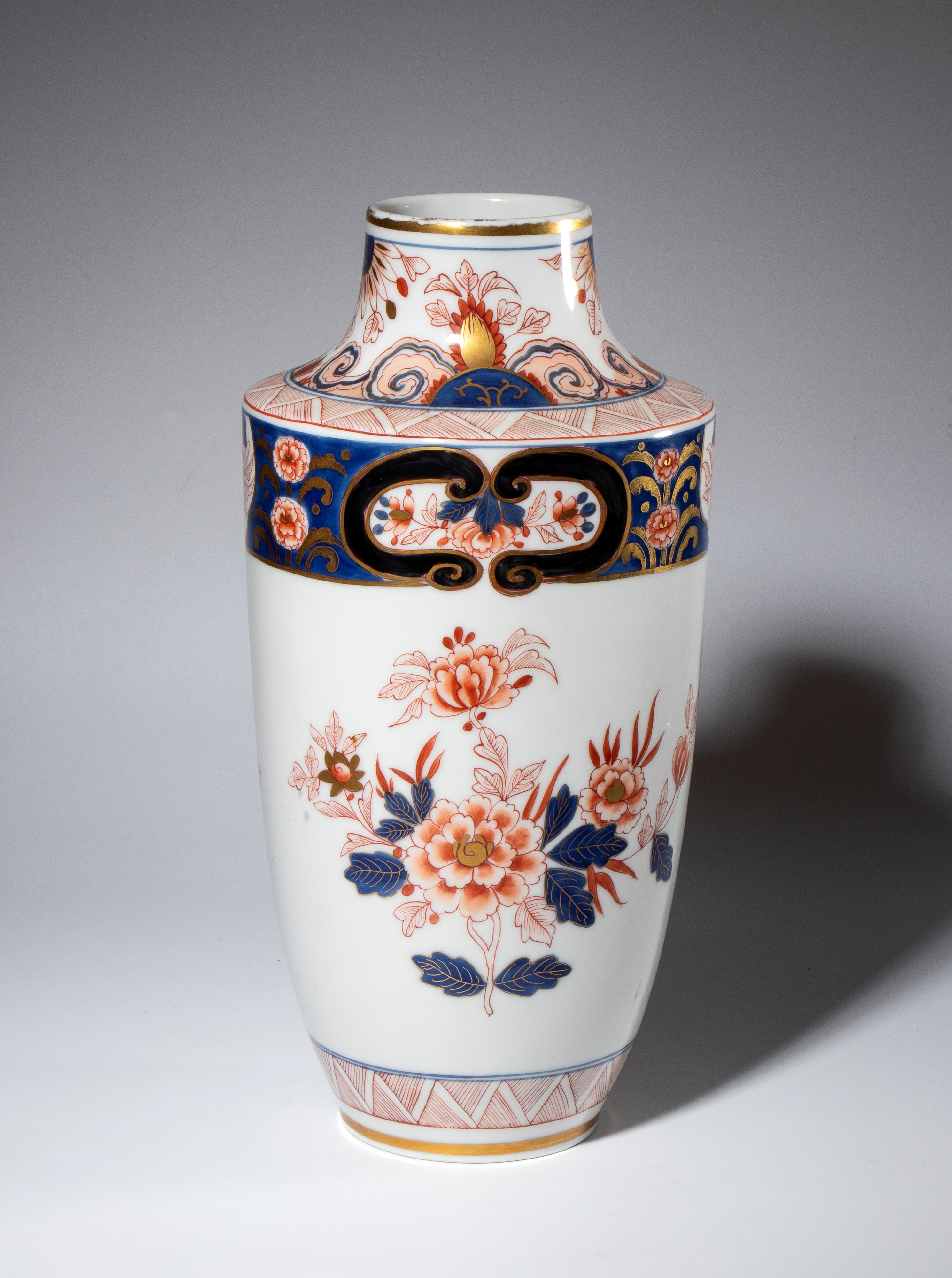 Vaso in porcellana dipinta a smalti rosso, blu ed oro con decori in stile Kutani. Europa, XX seco...