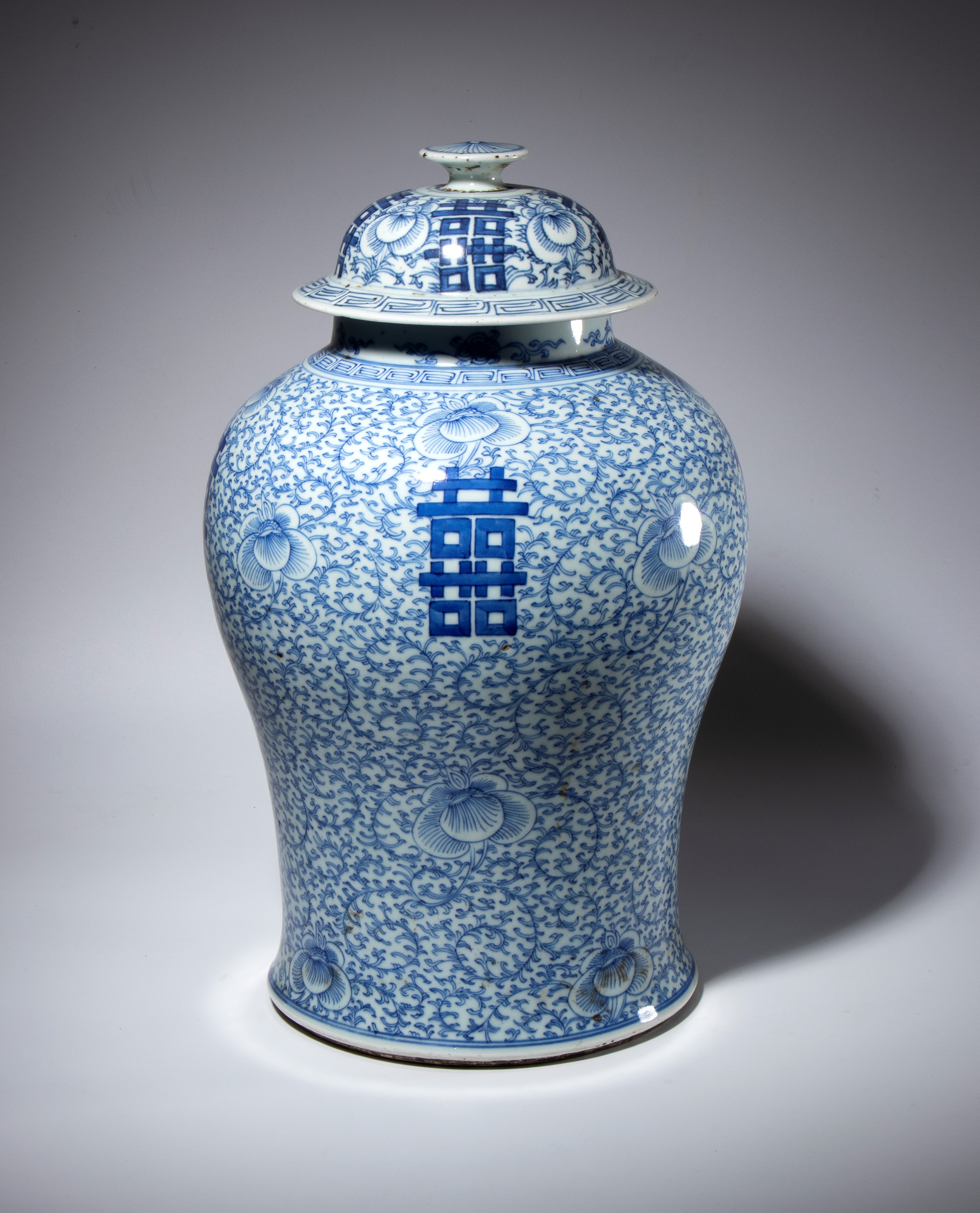 Coppia di grande potiche con coperchio dipinti in blu. Cina, periodo Repubblica (1912-1949)