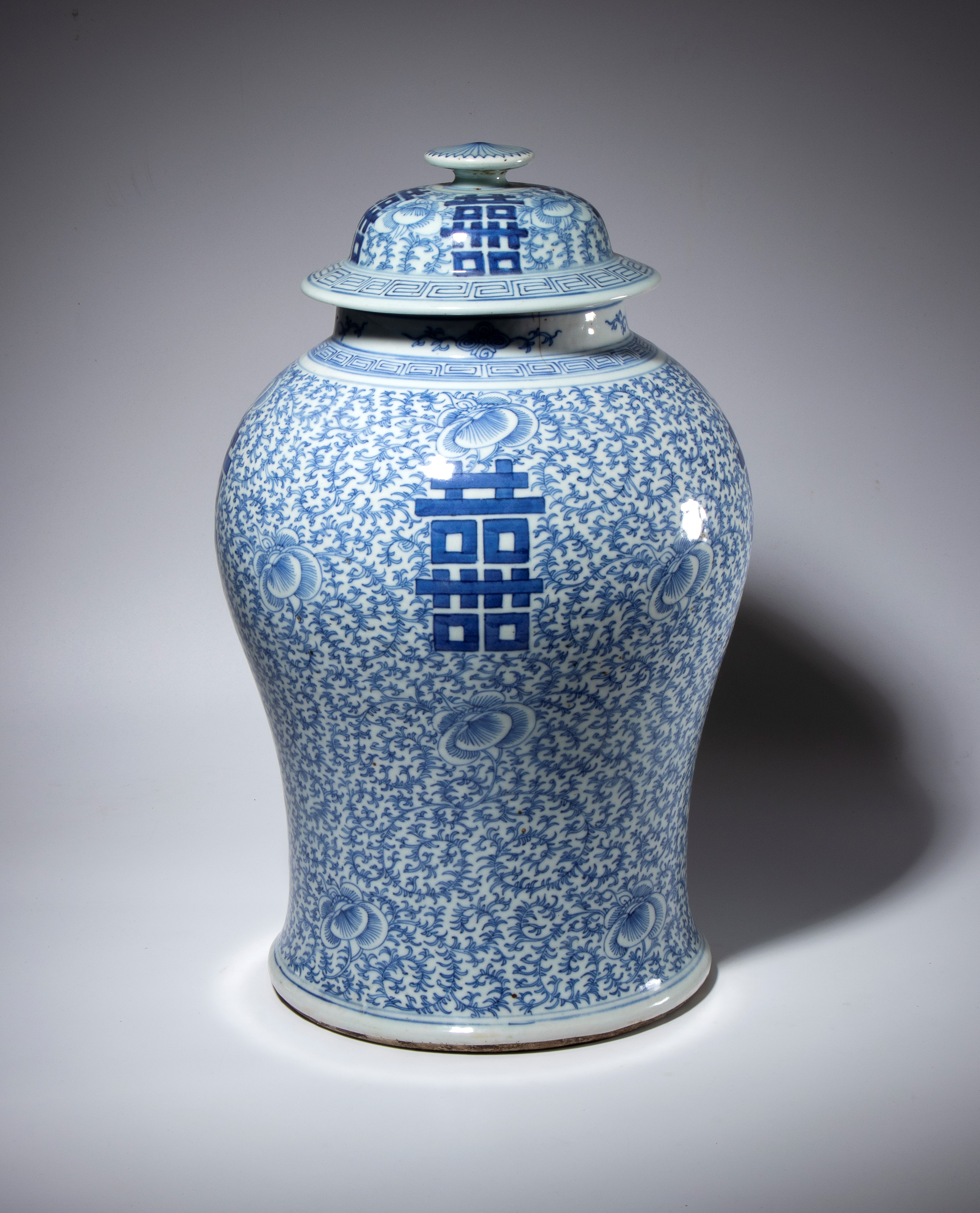 Coppia di grande potiche con coperchio dipinti in blu. Cina, periodo Repubblica (1912-1949)