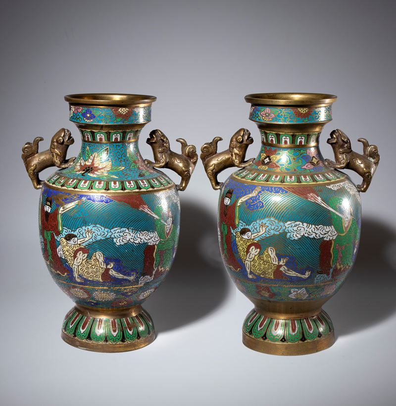 Coppia di vasi biansati, lega di rame con smalti cloisonné, Cina, XX secolo