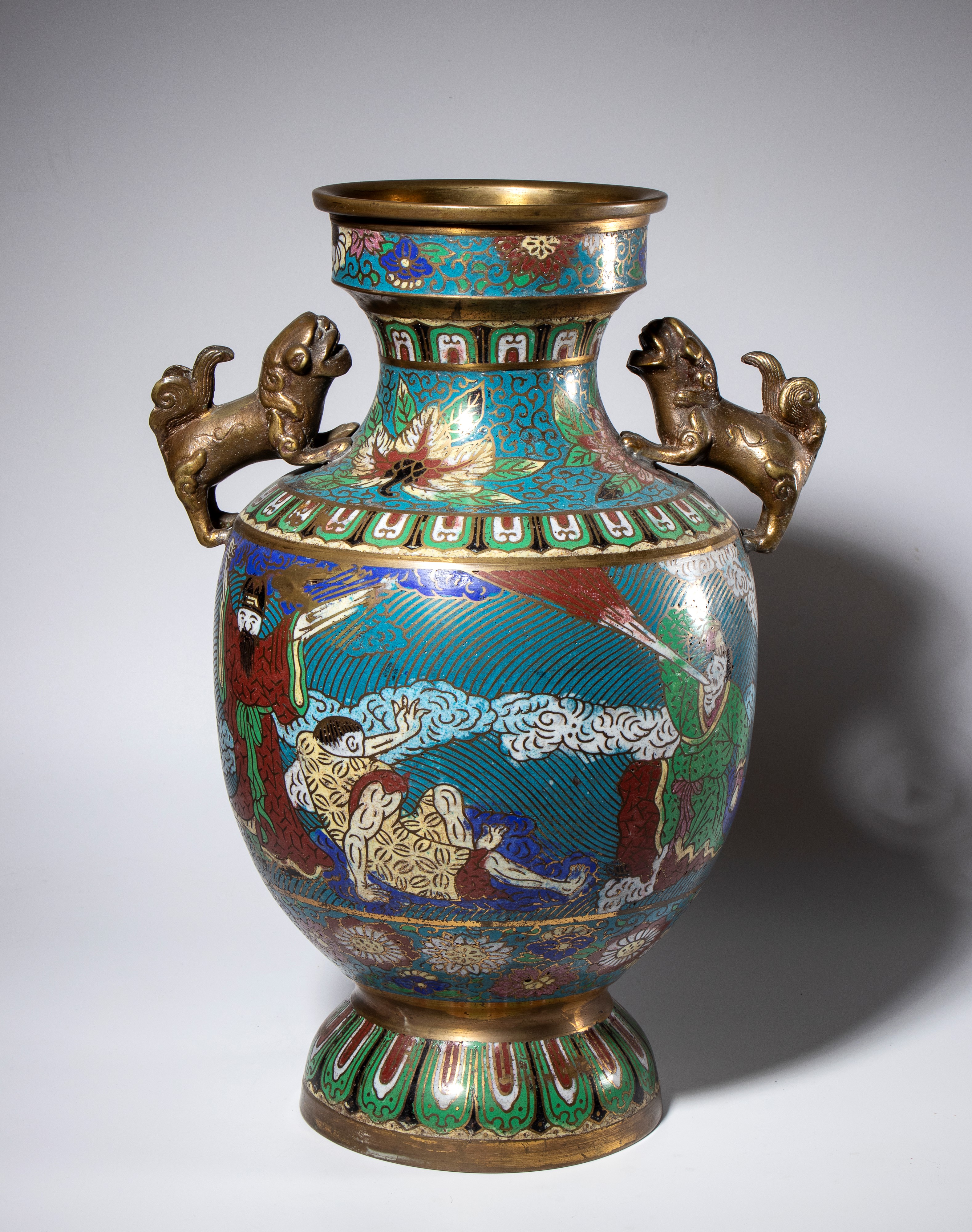 Coppia di vasi biansati, lega di rame con smalti cloisonné, Cina, XX secolo