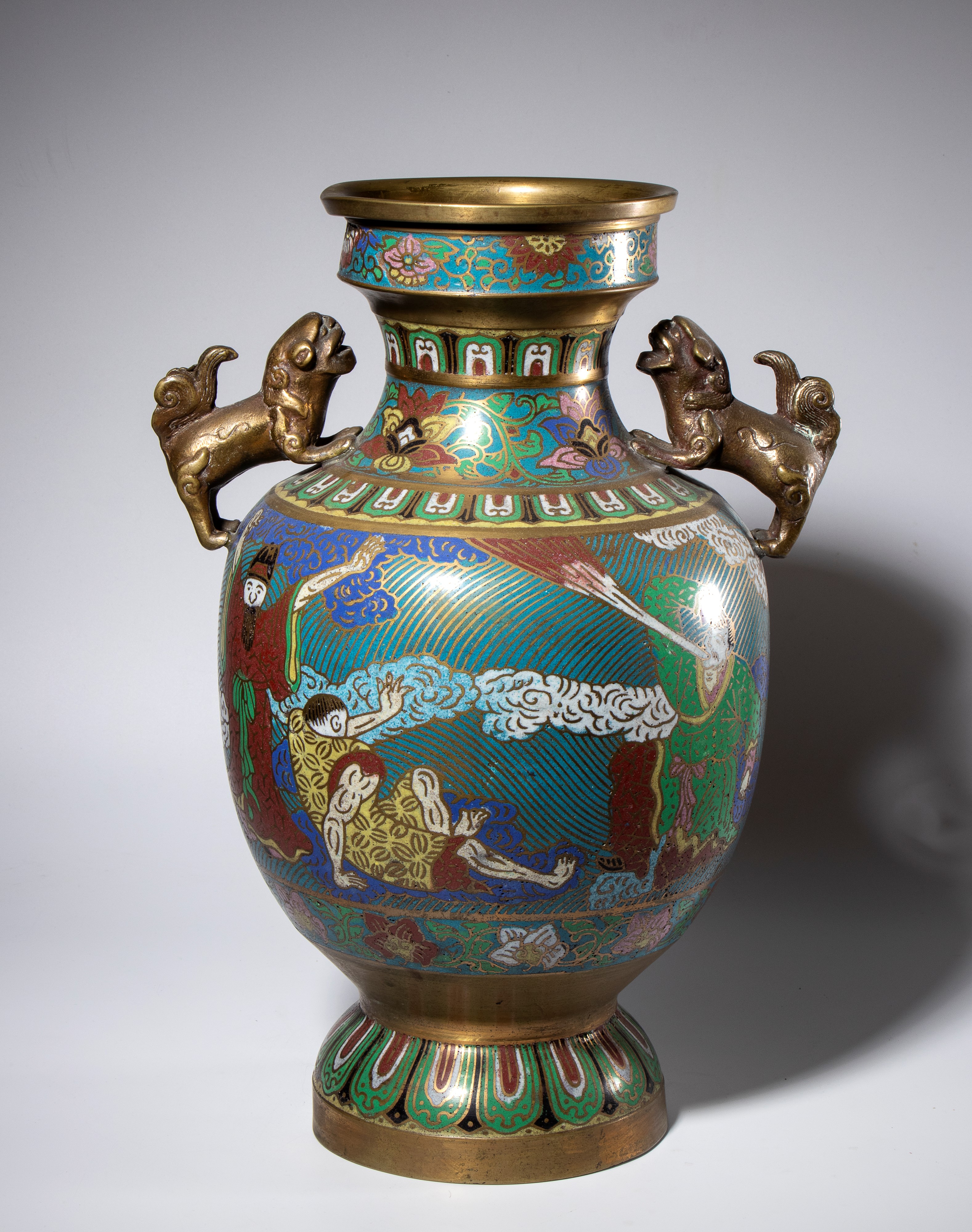 Coppia di vasi biansati, lega di rame con smalti cloisonné, Cina, XX secolo