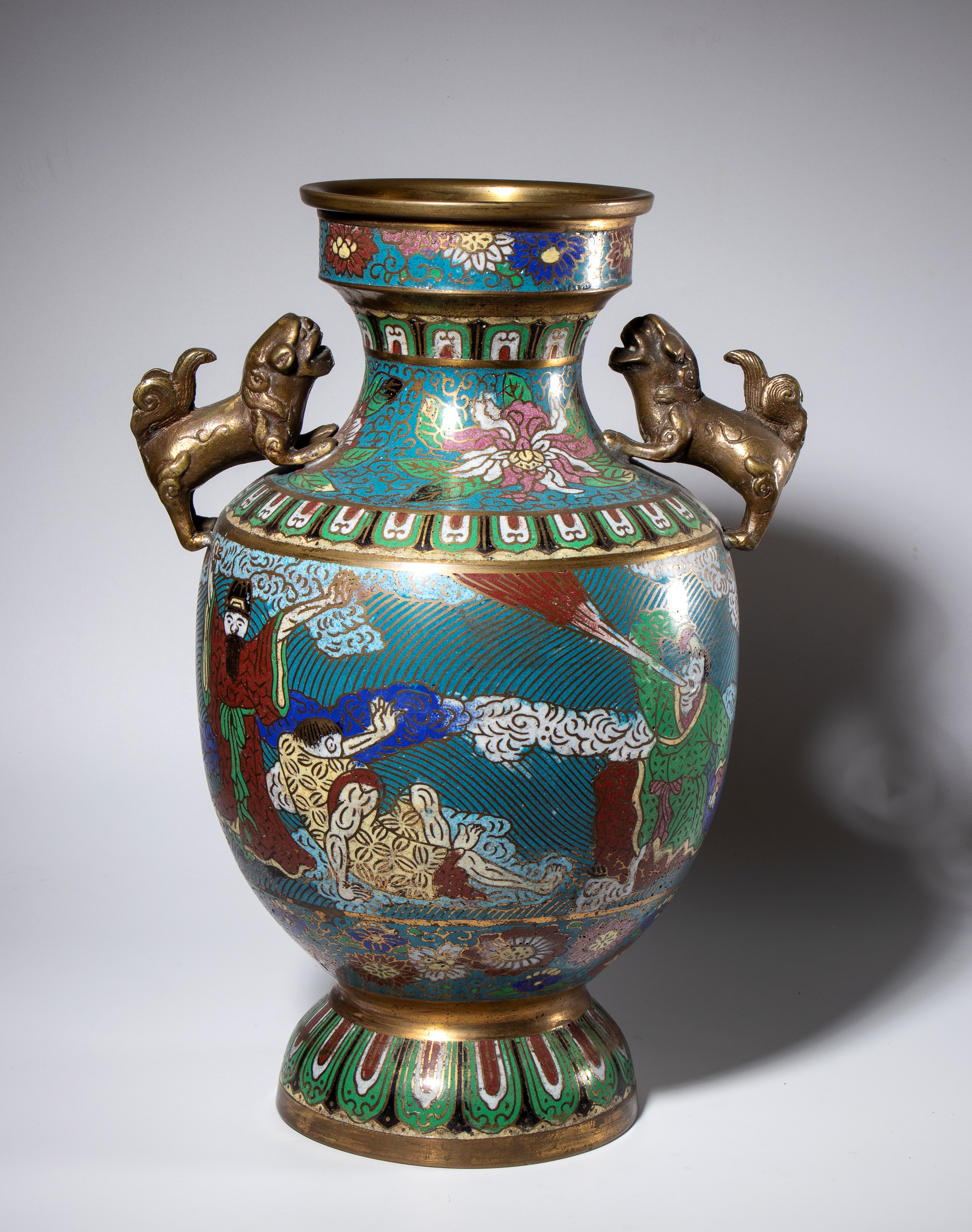 Coppia di vasi biansati, lega di rame con smalti cloisonné, Cina, XX secolo