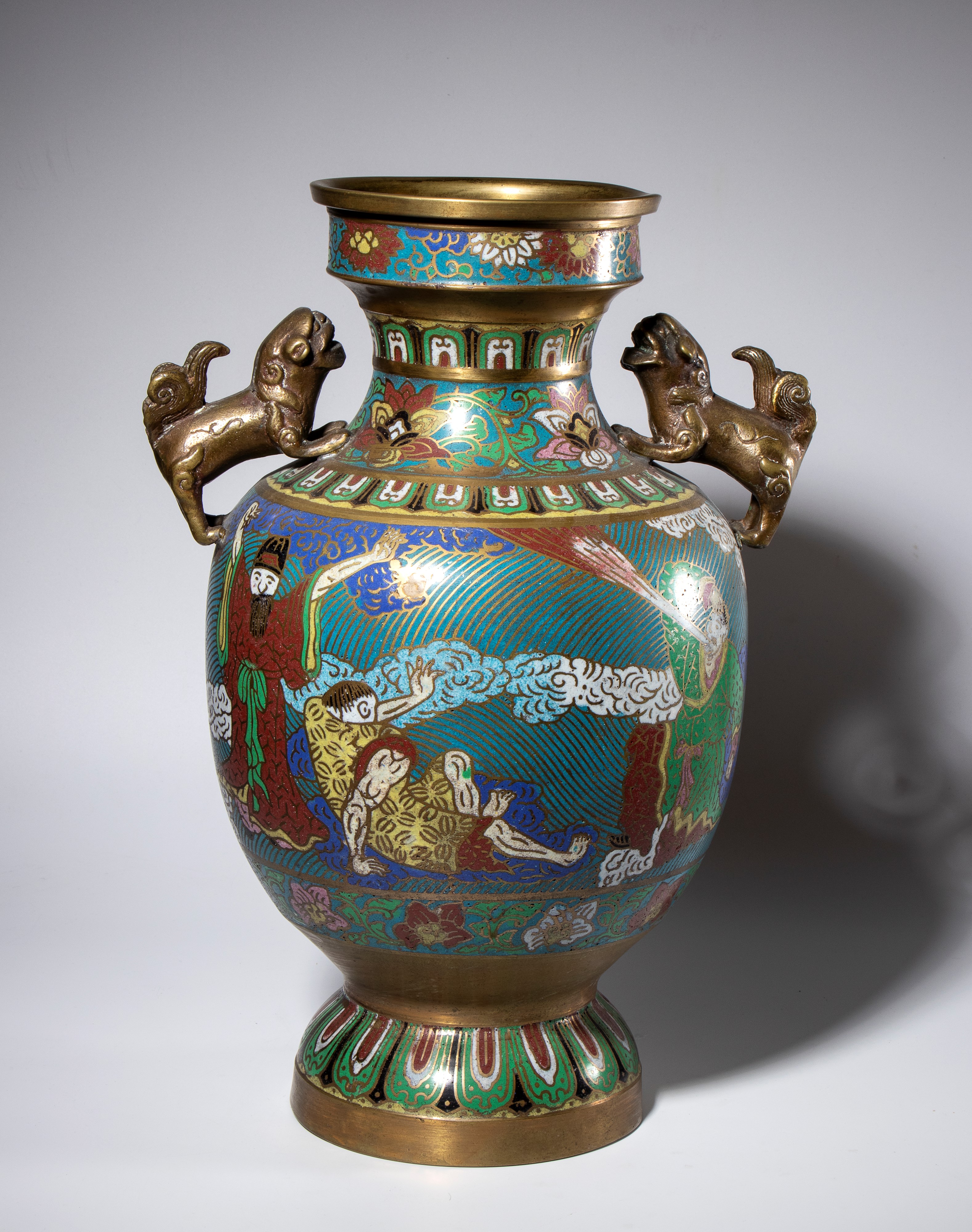 Coppia di vasi biansati, lega di rame con smalti cloisonné, Cina, XX secolo