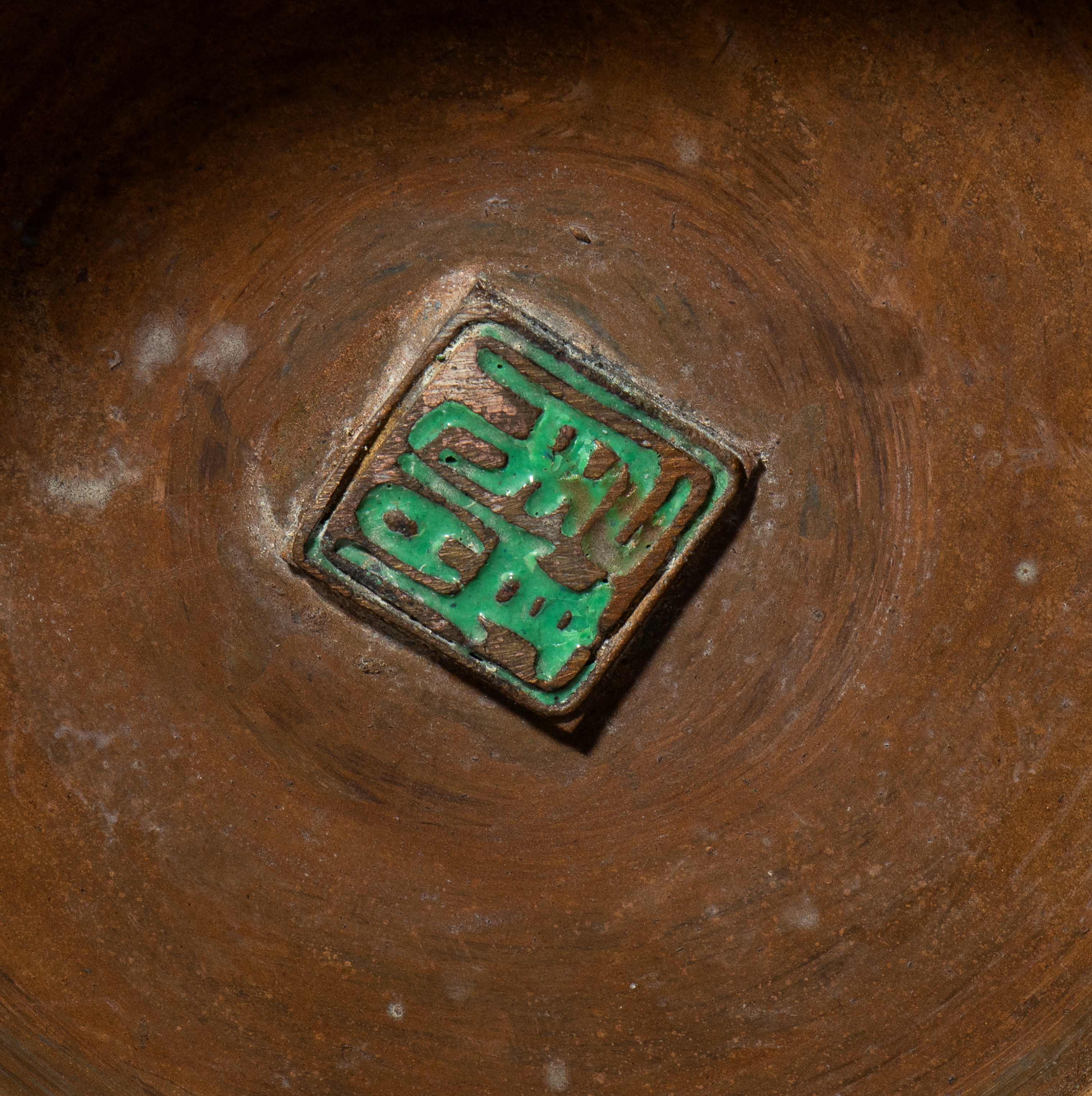 Coppia di vasi biansati, lega di rame con smalti cloisonné, Cina, XX secolo