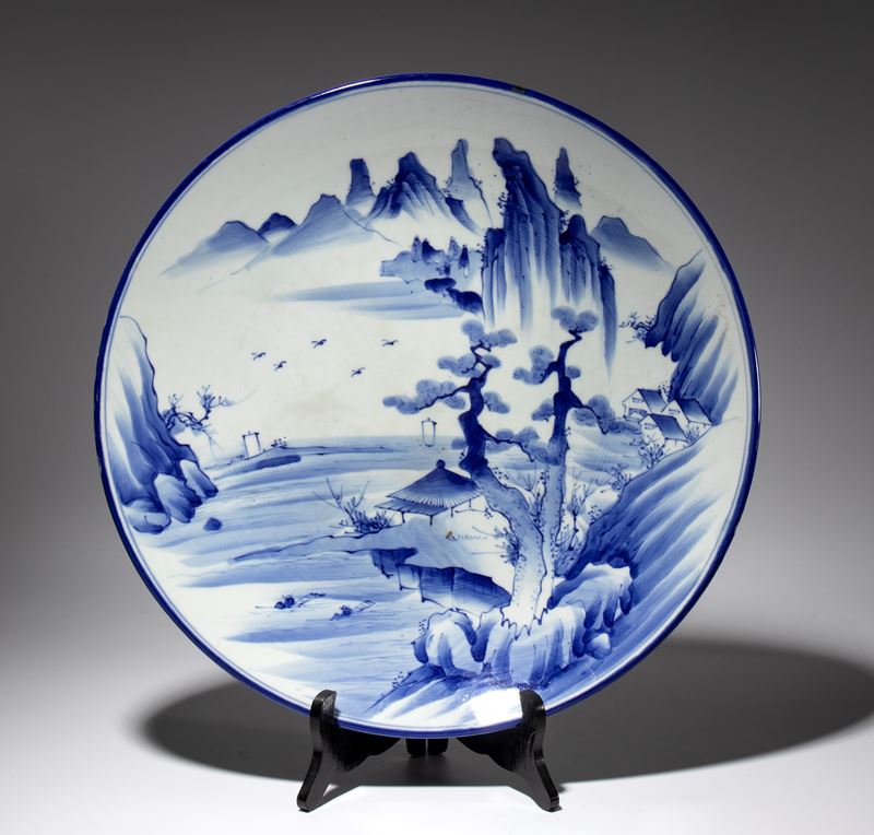 Grande piatto in porcellana bianca e blu in stile Imari raffigurante un paesaggio naturalistico. ...