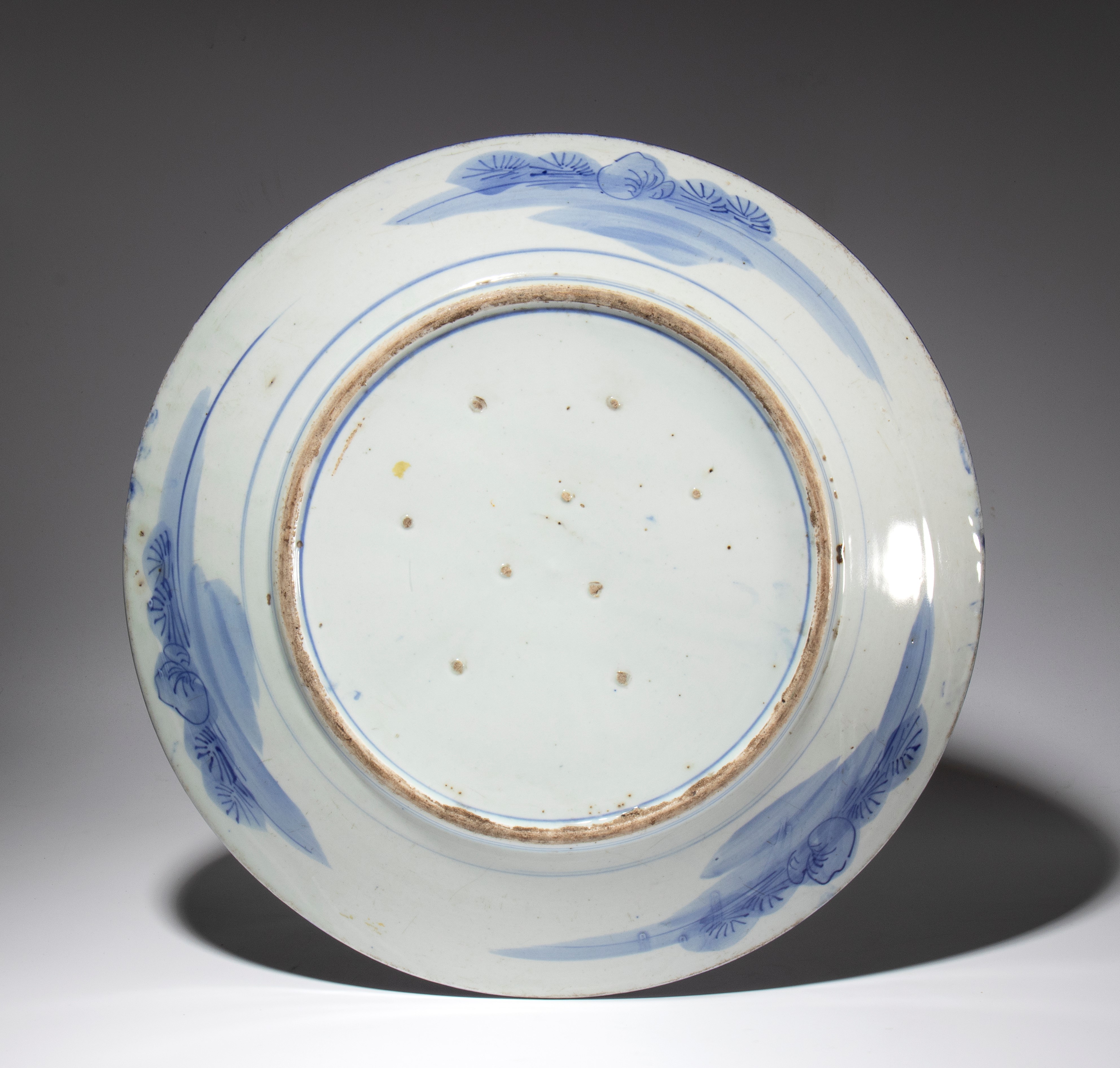 Grande piatto in porcellana bianca e blu in stile Imari raffigurante un paesaggio naturalistico. ...