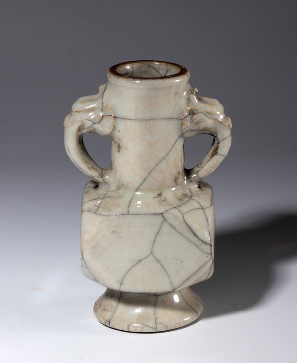 Small Ge glazed ceramic vase. China, late Qing dynasty (1644-1912) early 20th century