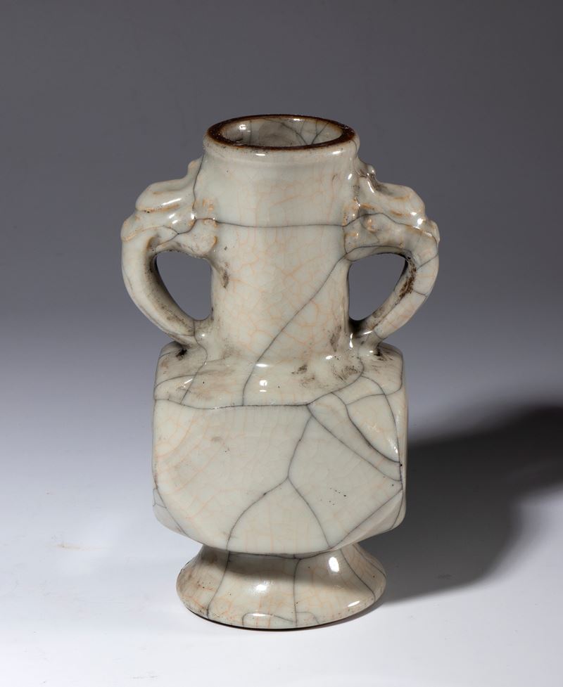 Piccolo vaso in ceramica a smalto Ge. Cina, fine dinastia Qing (1644-1912) inizio XX secolo